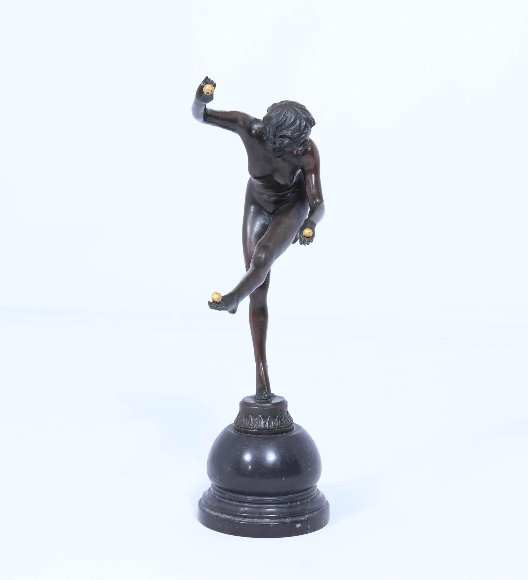Französische Art-Déco-Bronze-Skulptur des Gauklers
Diese atemberaubende Art-Déco-Skulptur zeigt eine Bronzefigur eines Mädchens, das auf Zehenspitzen stehend drei vergoldete Bälle jongliert. Er ruht auf einem eleganten Sockel aus schwarzem,