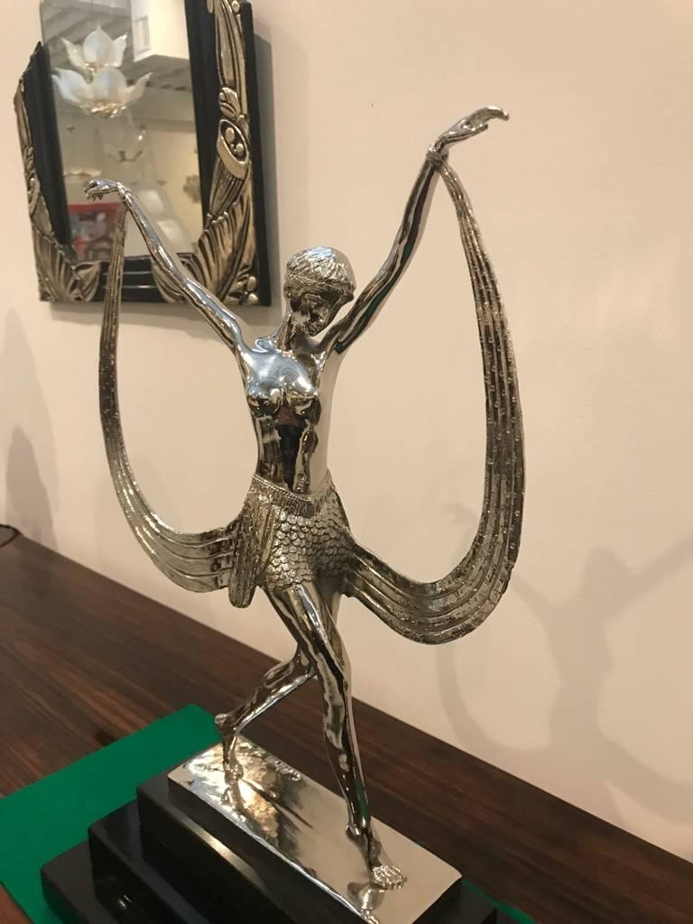 Art Déco Scultura in bronzo Art Deco francese su base di marmo nero firmata da C Mirval in vendita