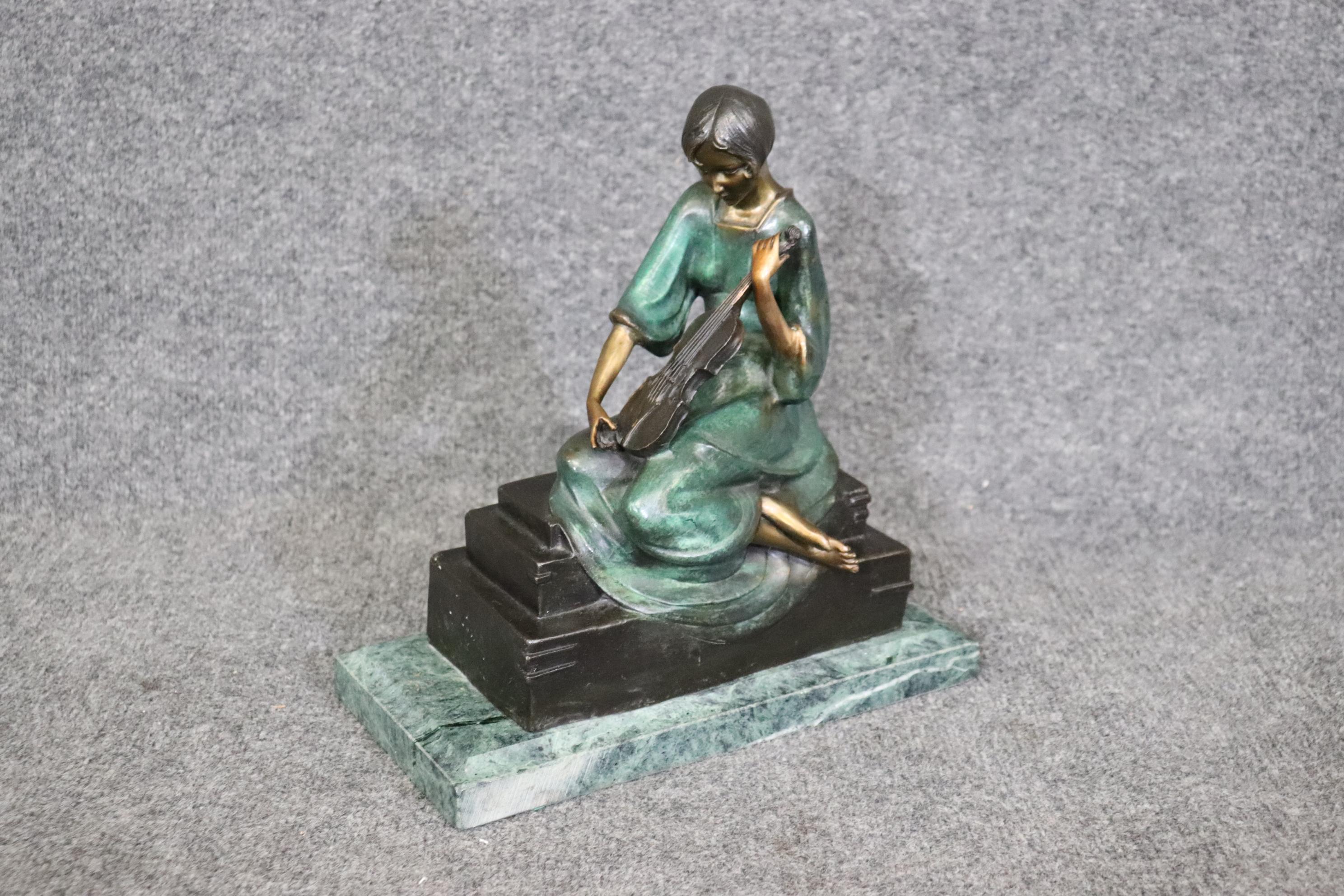 Dimensions- H : 12 1/2in W : 12po D : 6po 

Cette statue en bronze Art déco d'une femme avec un violon est de la plus haute qualité ! Cette pièce est signée Philippe. Paul Philippe (1870-1930) est un sculpteur français qui a travaillé à la fin du