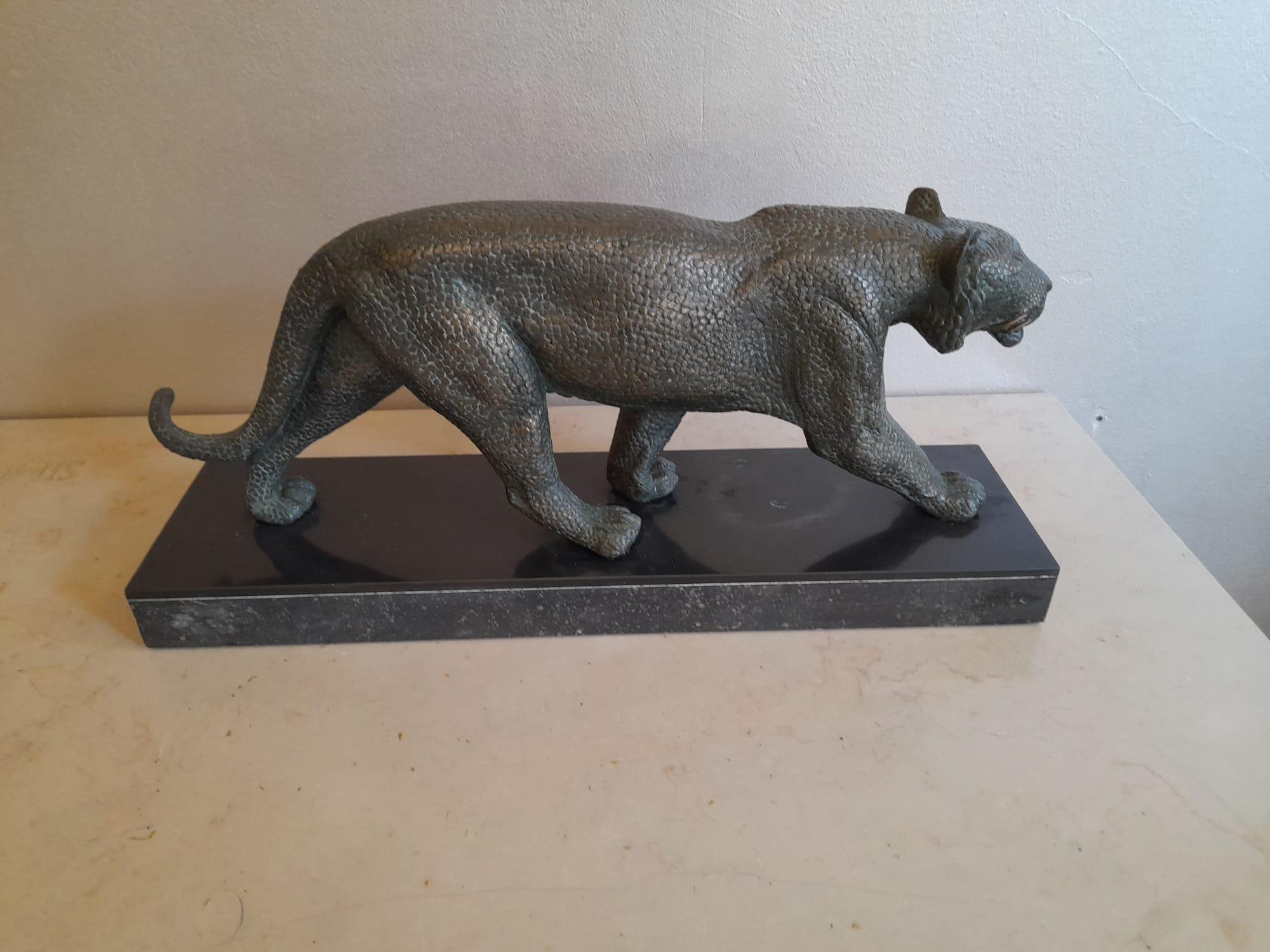 Französische Bronzeskulptur eines Panthers im Art déco-Stil im Art déco-Stil, signiert von Rulas im Angebot 7