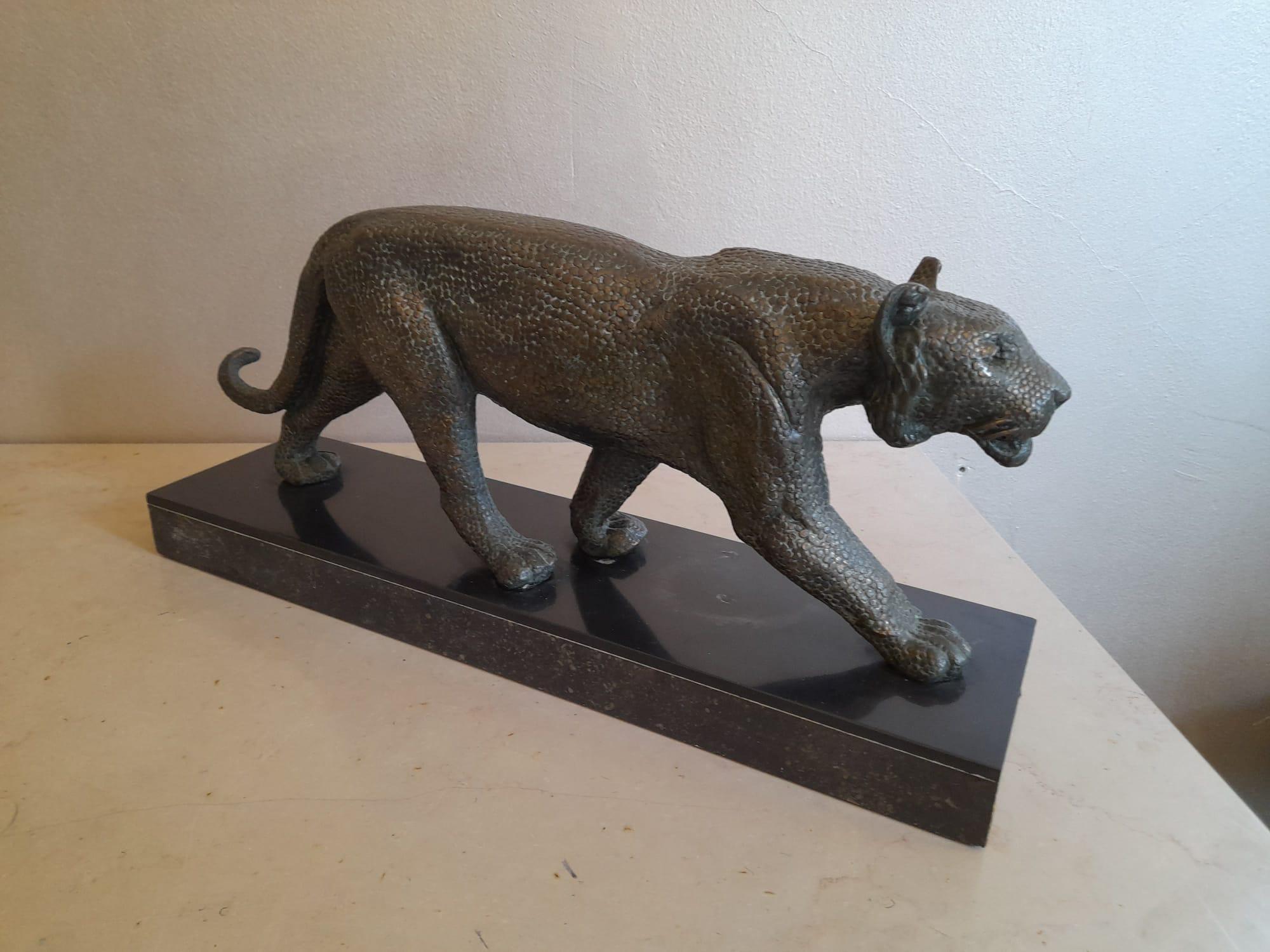 Französische Bronzeskulptur eines Panthers im Art déco-Stil im Art déco-Stil, signiert von Rulas (20. Jahrhundert) im Angebot