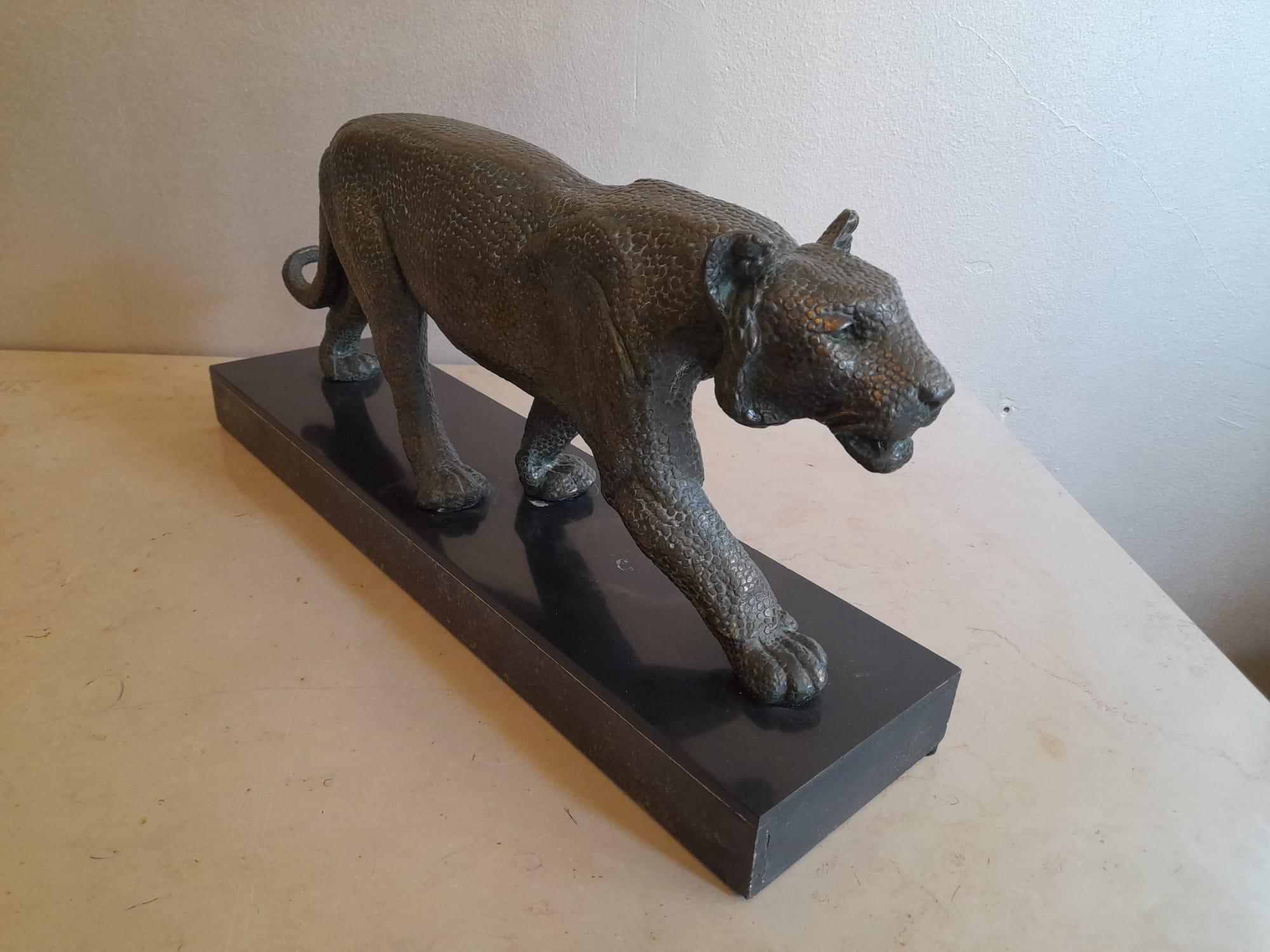 Französische Bronzeskulptur eines Panthers im Art déco-Stil im Art déco-Stil, signiert von Rulas im Angebot 2