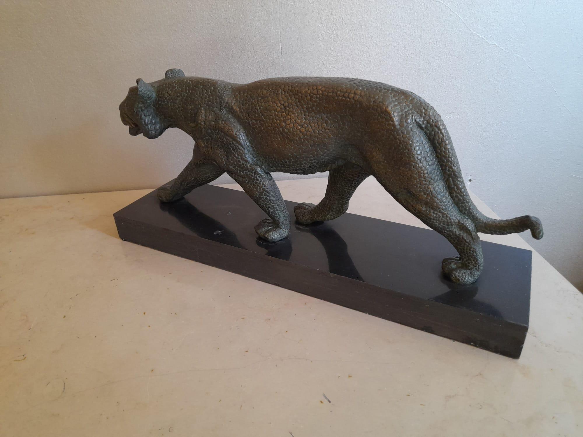 Französische Bronzeskulptur eines Panthers im Art déco-Stil im Art déco-Stil, signiert von Rulas im Angebot 4