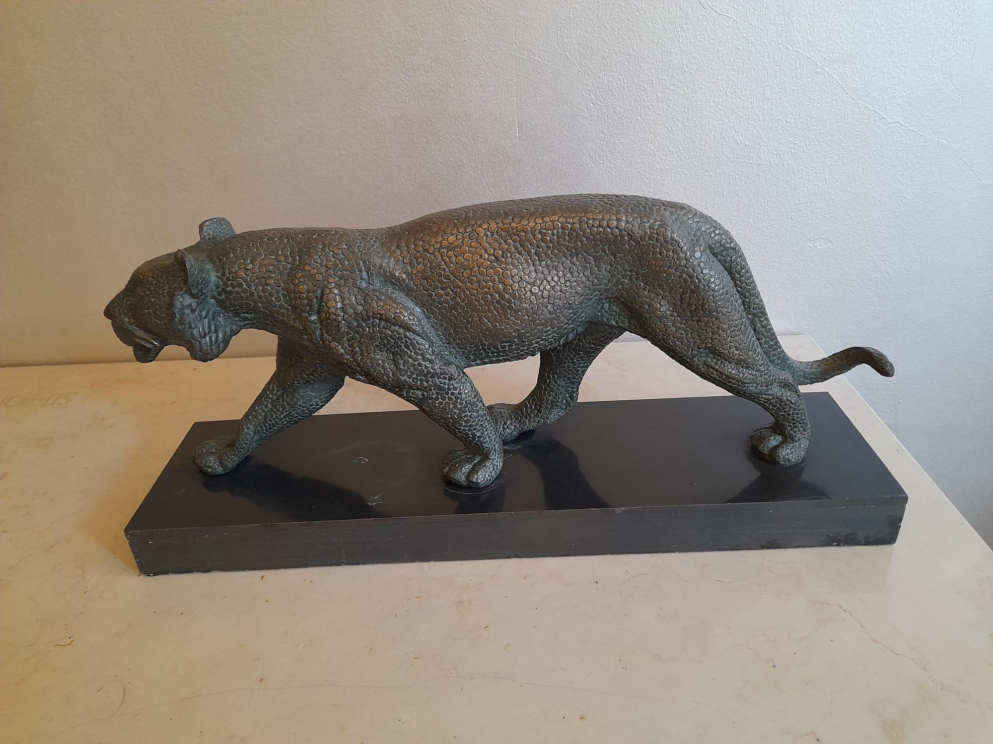 Französische Bronzeskulptur eines Panthers im Art déco-Stil im Art déco-Stil, signiert von Rulas im Angebot 5