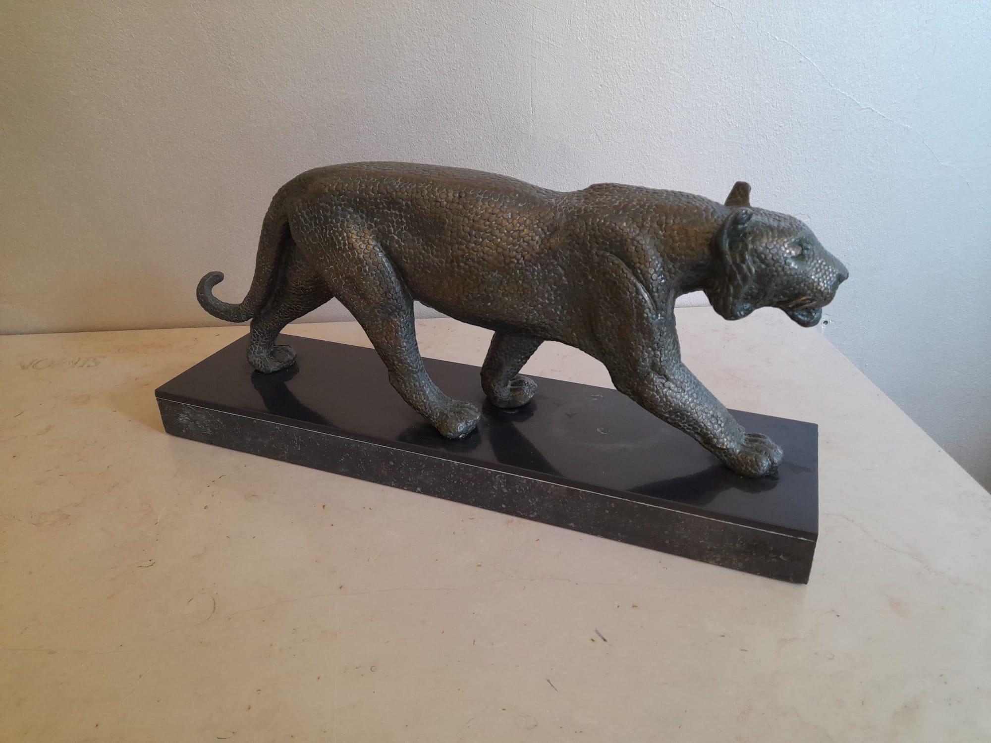Französische Bronzeskulptur eines Panthers im Art déco-Stil im Art déco-Stil, signiert von Rulas im Angebot 6