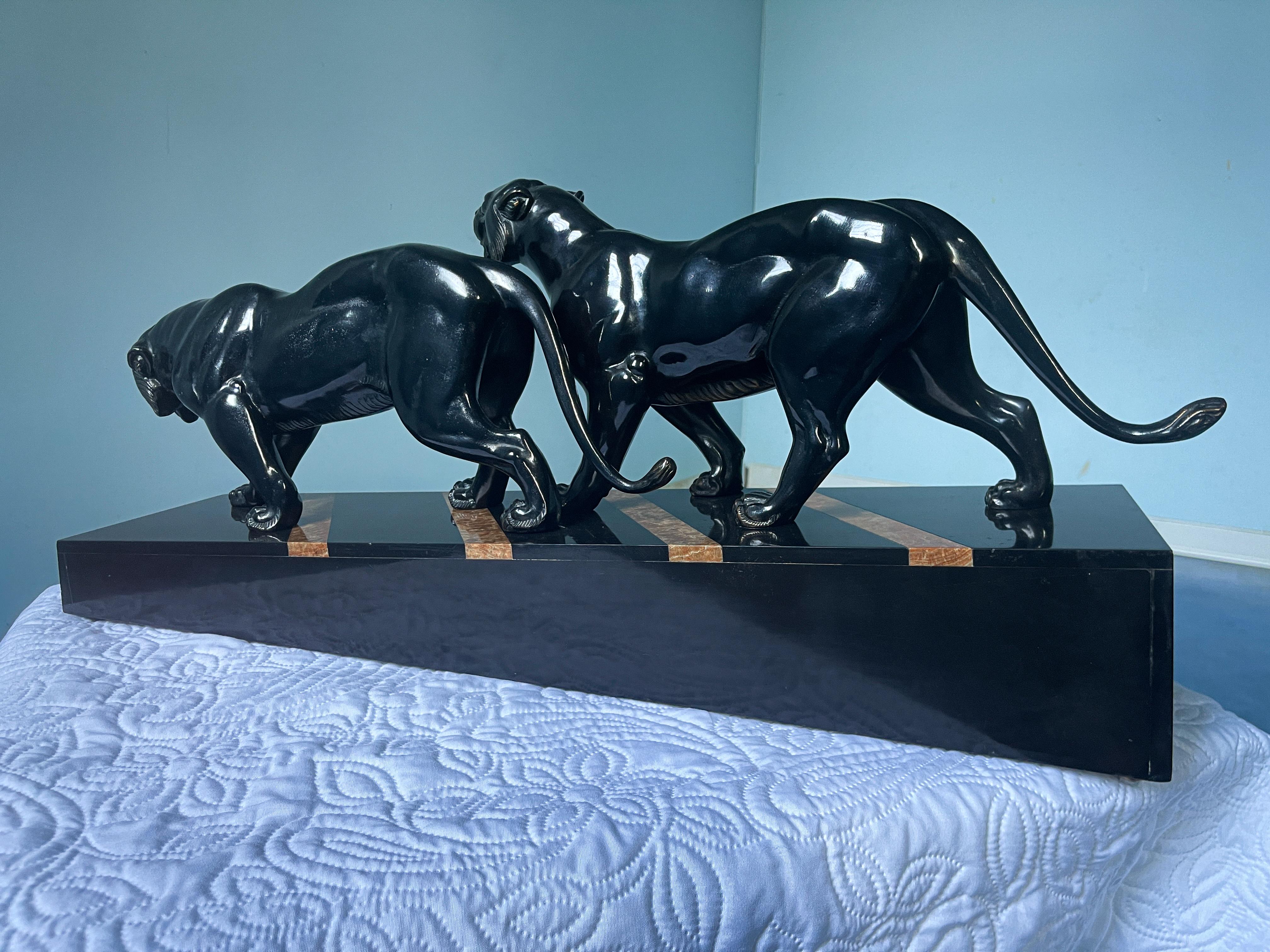 Scultura in bronzo Art Deco francese con pantere nere firmata da Irene Rochard in vendita 3