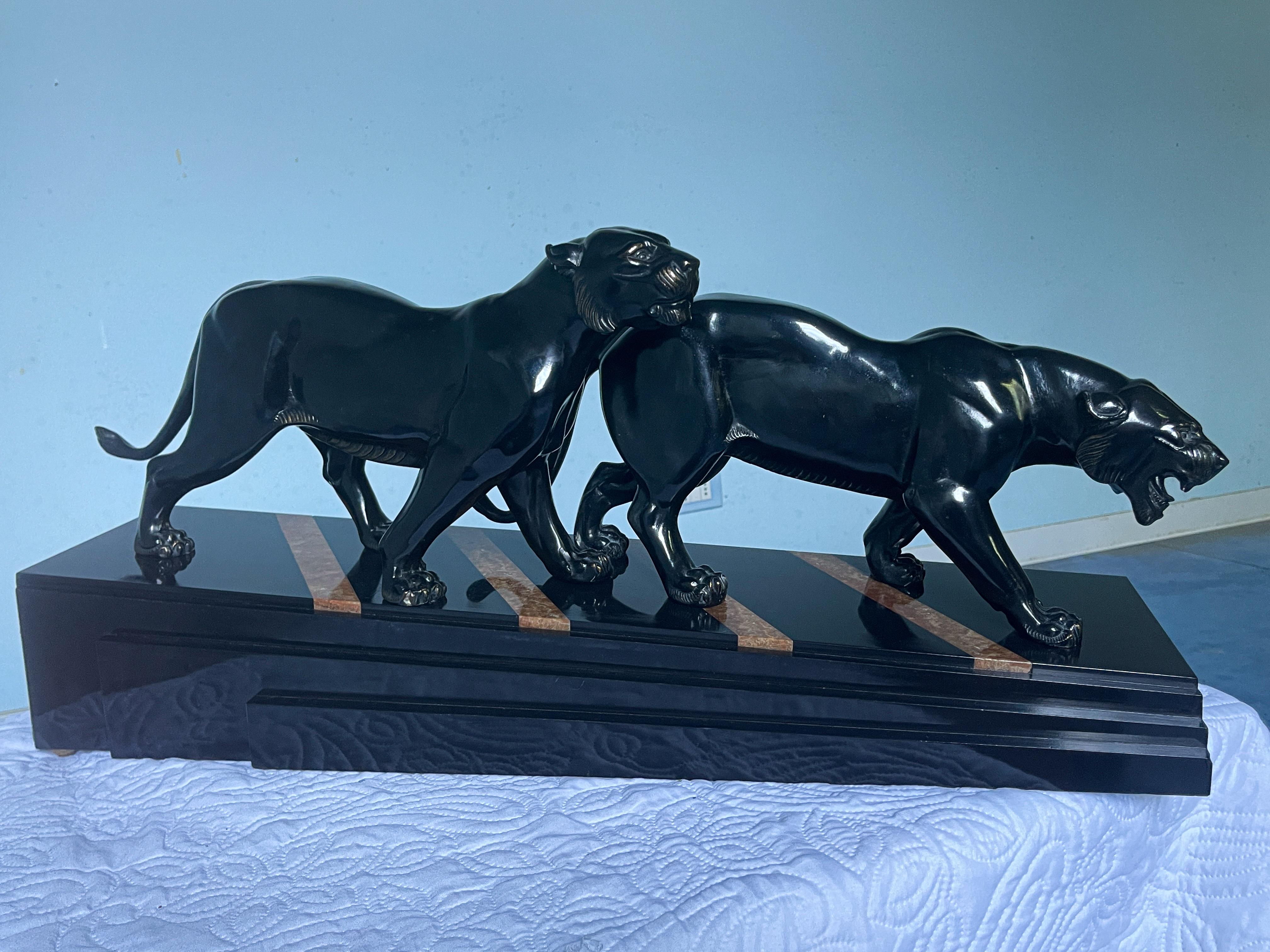 Scultura in bronzo Art Deco francese con pantere nere firmata da Irene Rochard in vendita 7