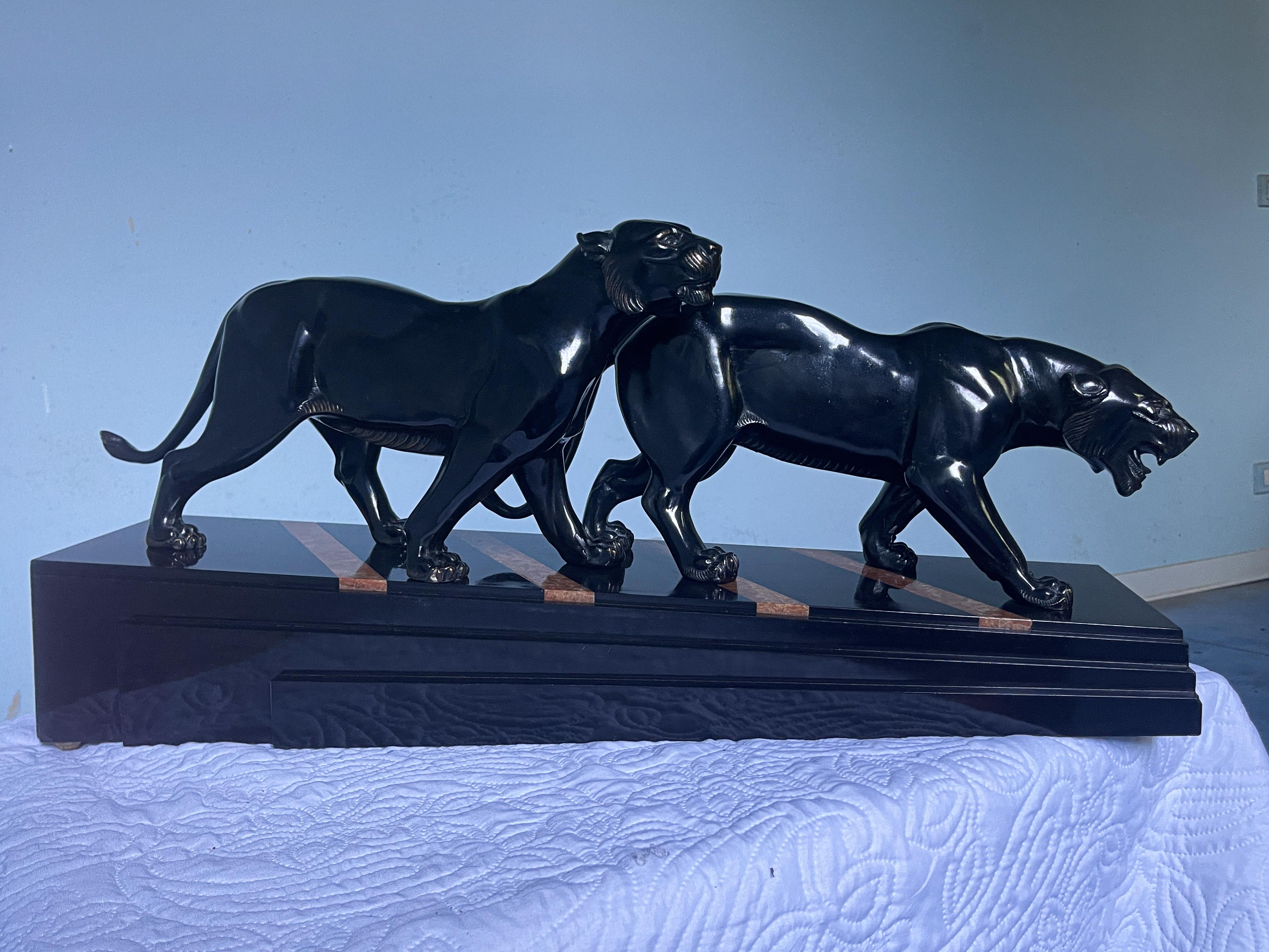 Scultura in bronzo Art Deco francese con pantere nere firmata da Irene Rochard in vendita 8