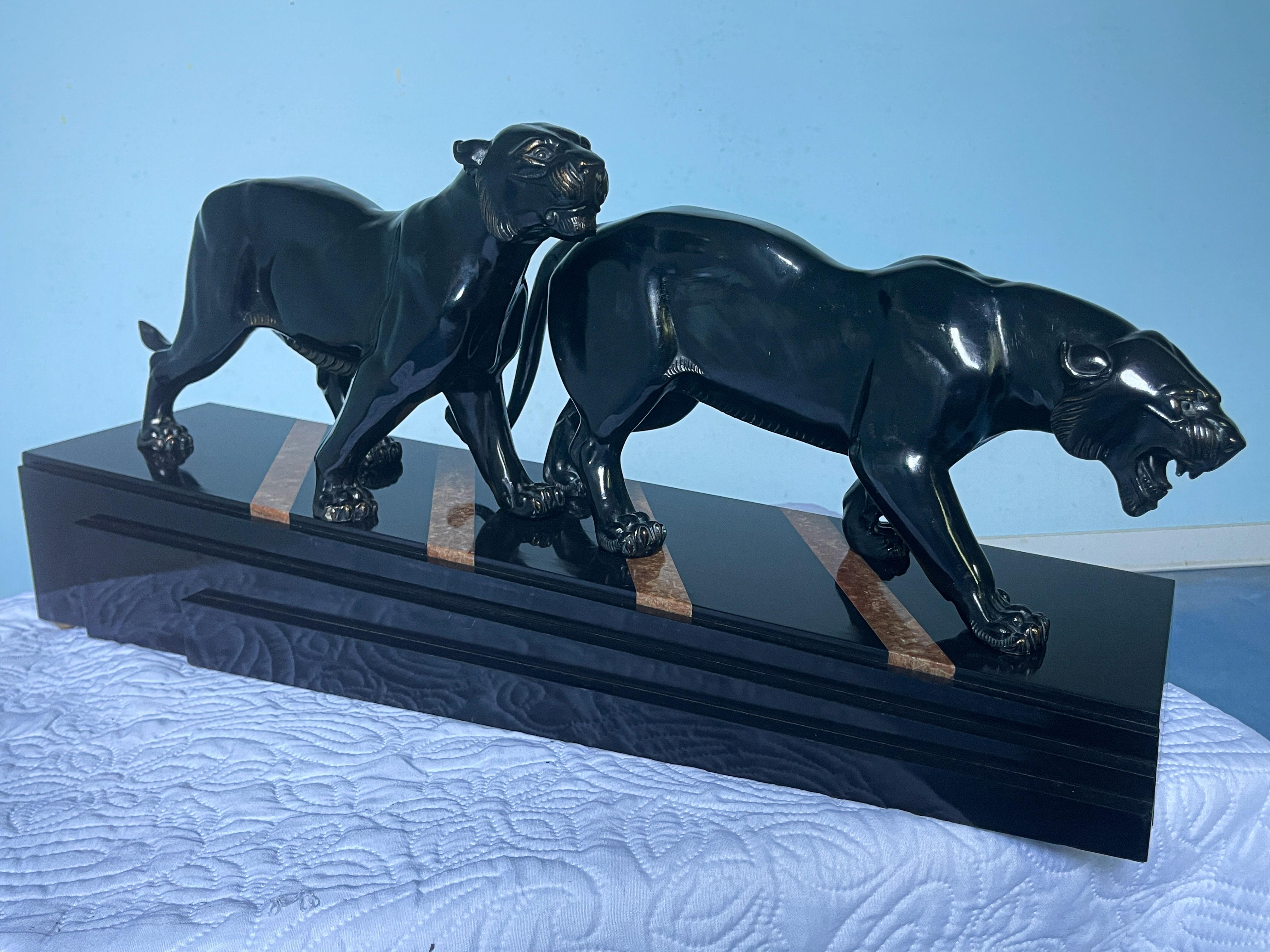 Scultura in bronzo Art Deco francese con pantere nere firmata da Irene Rochard in vendita 9