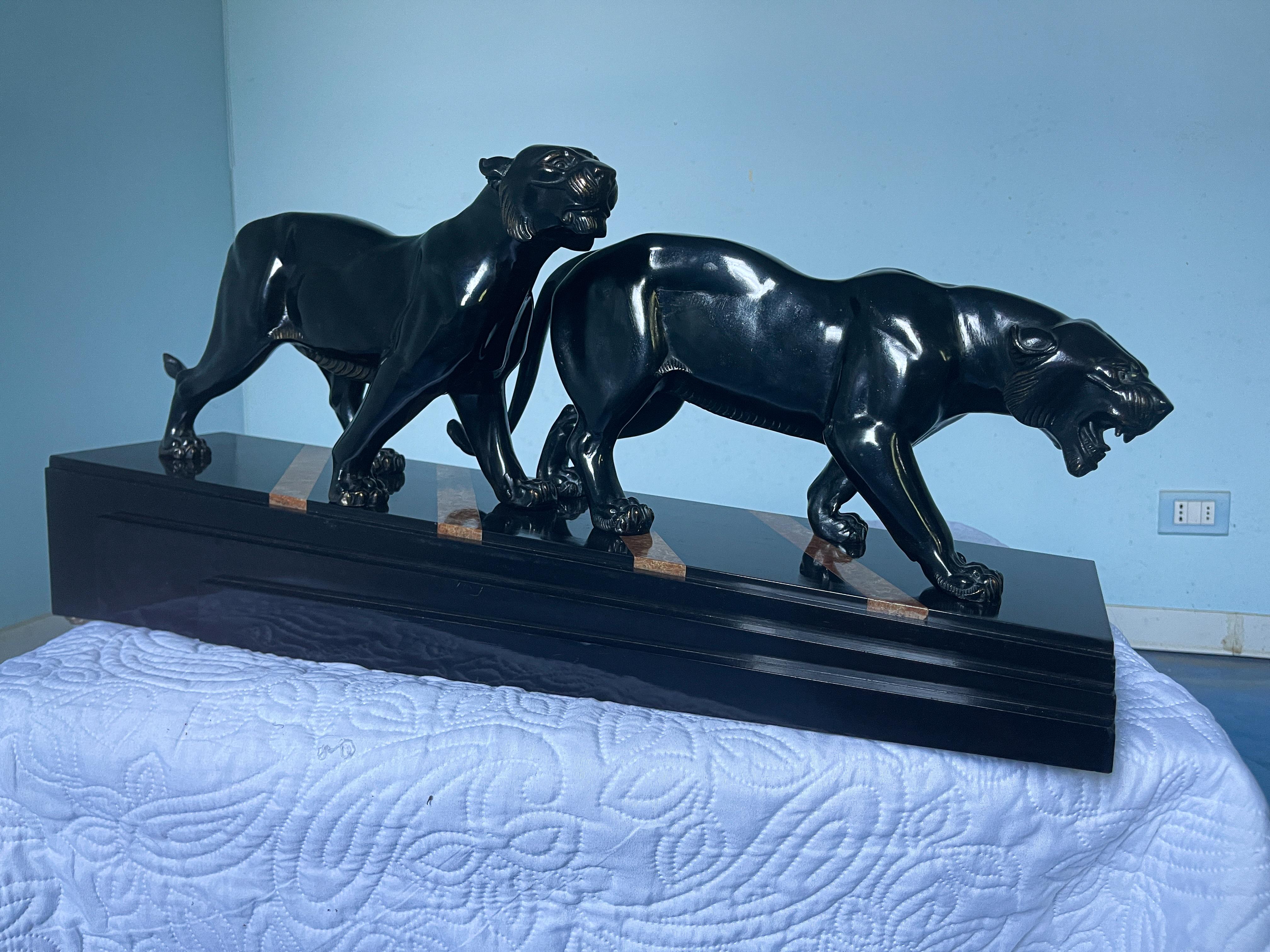 Scultura in bronzo Art Deco francese con pantere nere firmata da Irene Rochard in vendita 11