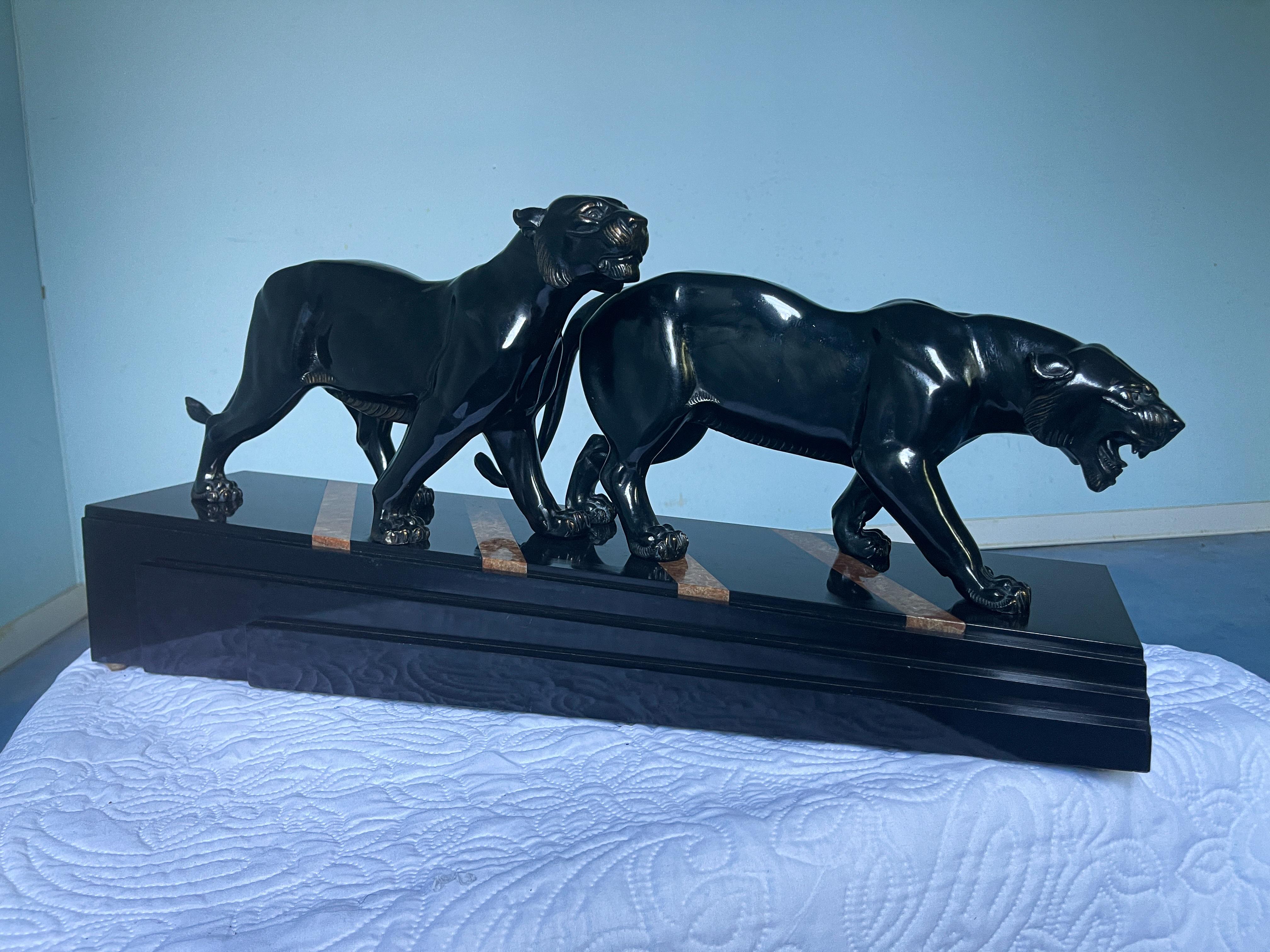 Elegante scultura in bronzo Art Deco di pantere nere che camminano, opera del noto scultore Irenee Rochard, grande qualità esecutiva nel rappresentare i movimenti dei felini e grande attenzione ai dettagli, le zampe, le teste, le code.
La firma è