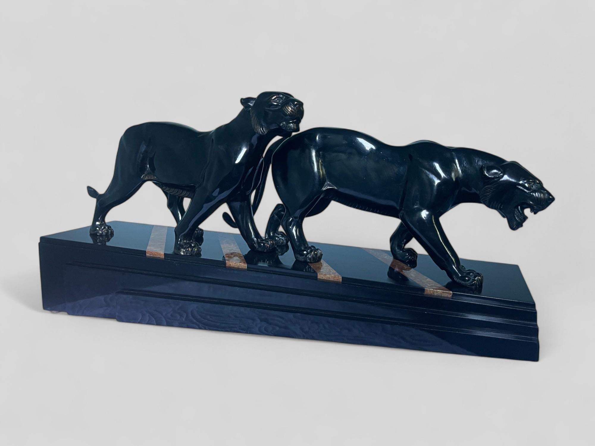 Élégante sculpture en bronze Art déco de panthères noires marchant, réalisée par la célèbre sculptrice Irène Rochard. Une grande qualité exécutive dans la représentation des mouvements des félins et une grande attention aux détails, aux pattes, aux