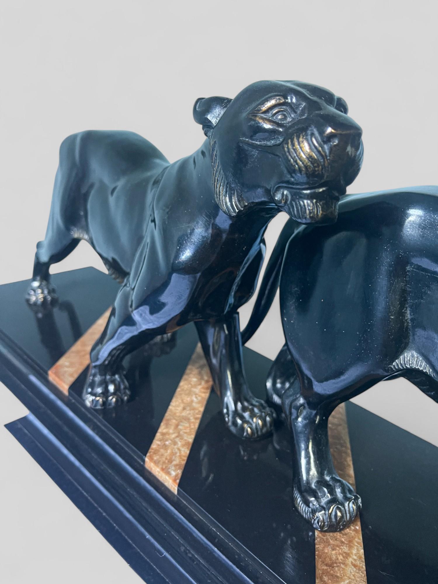 Français Sculpture en bronze Art déco français avec panthères noires signée par Irene Rochard en vente