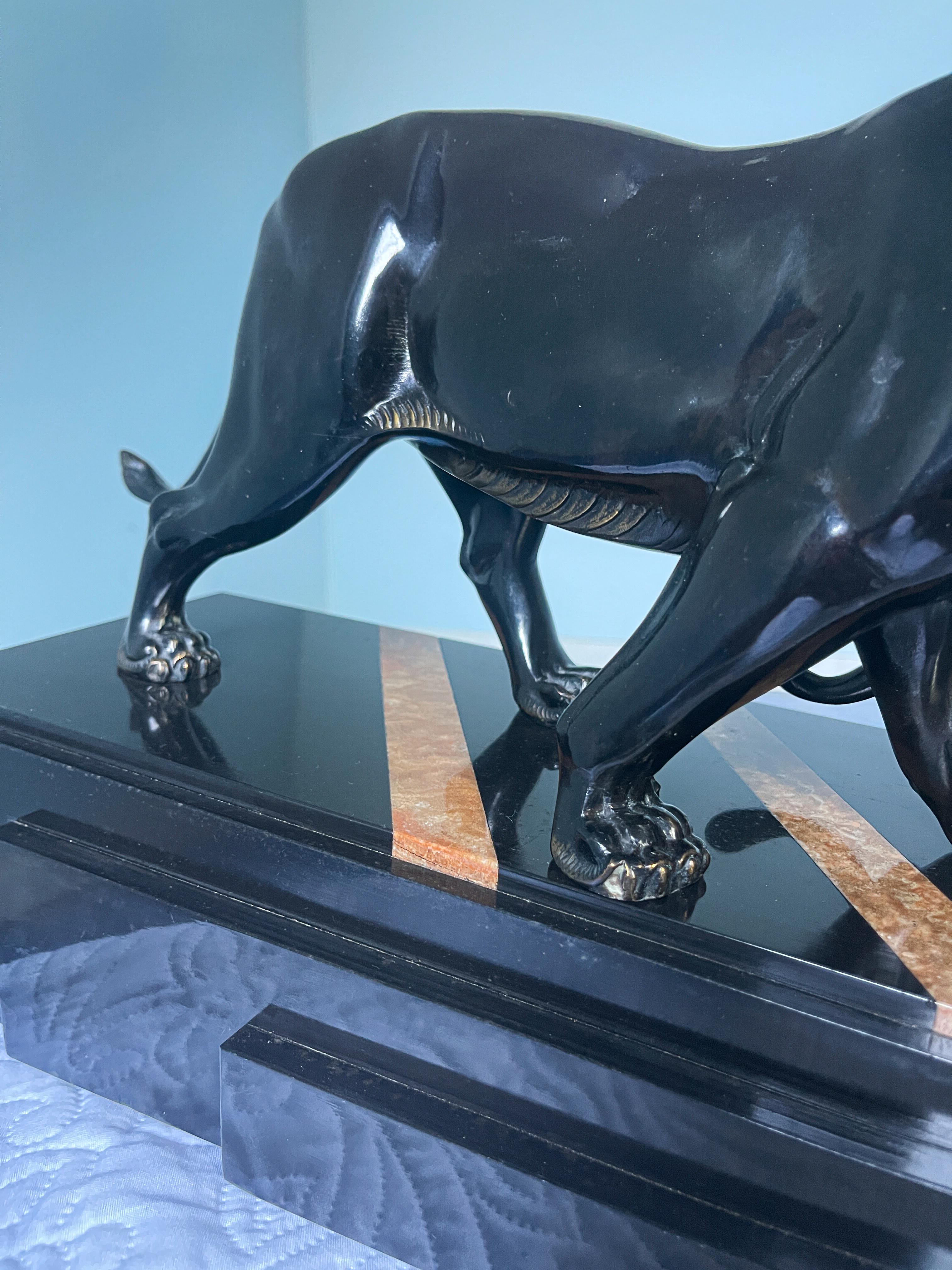 Francese Scultura in bronzo Art Deco francese con pantere nere firmata da Irene Rochard in vendita