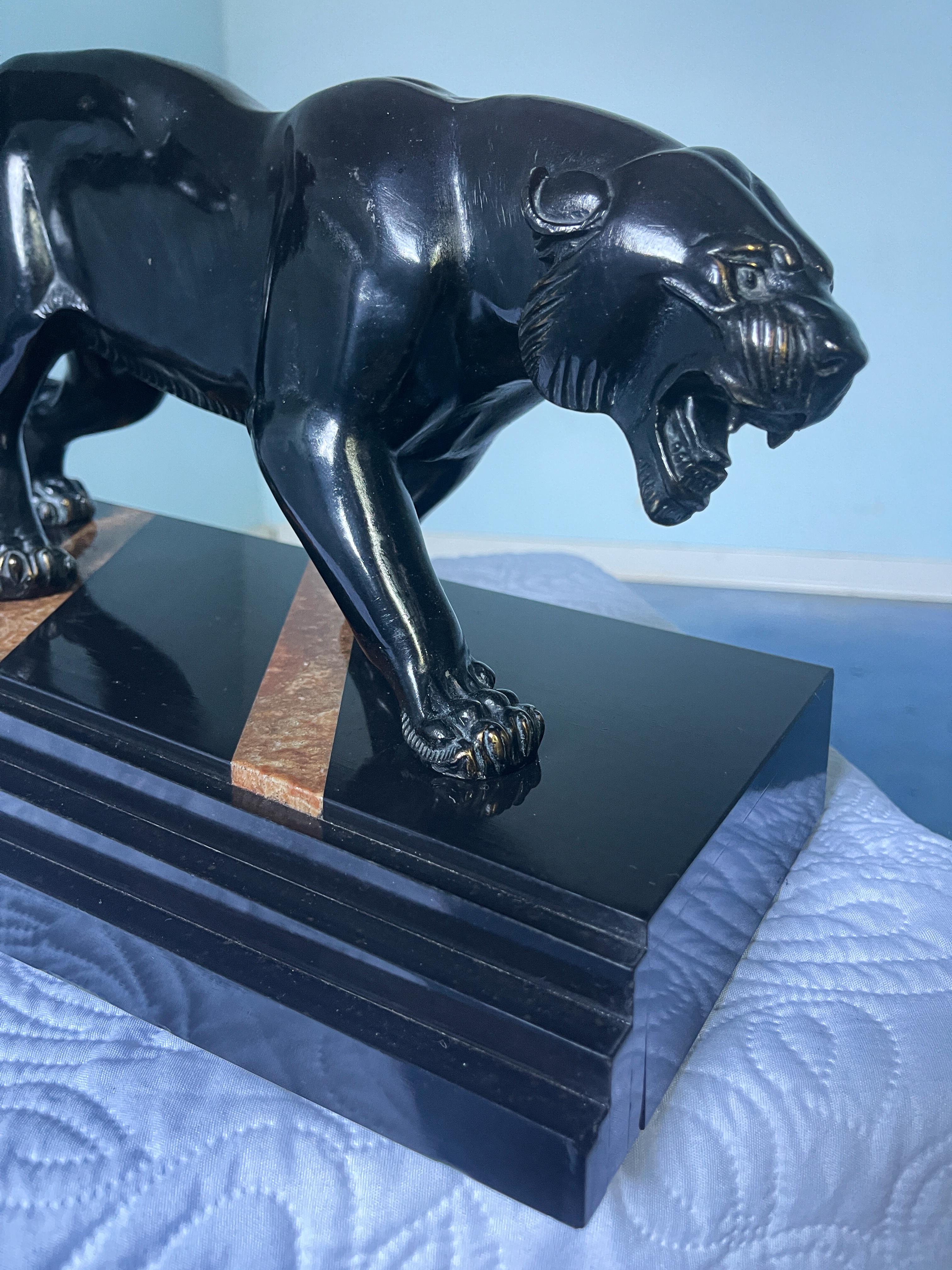 Patinato Scultura in bronzo Art Deco francese con pantere nere firmata da Irene Rochard in vendita