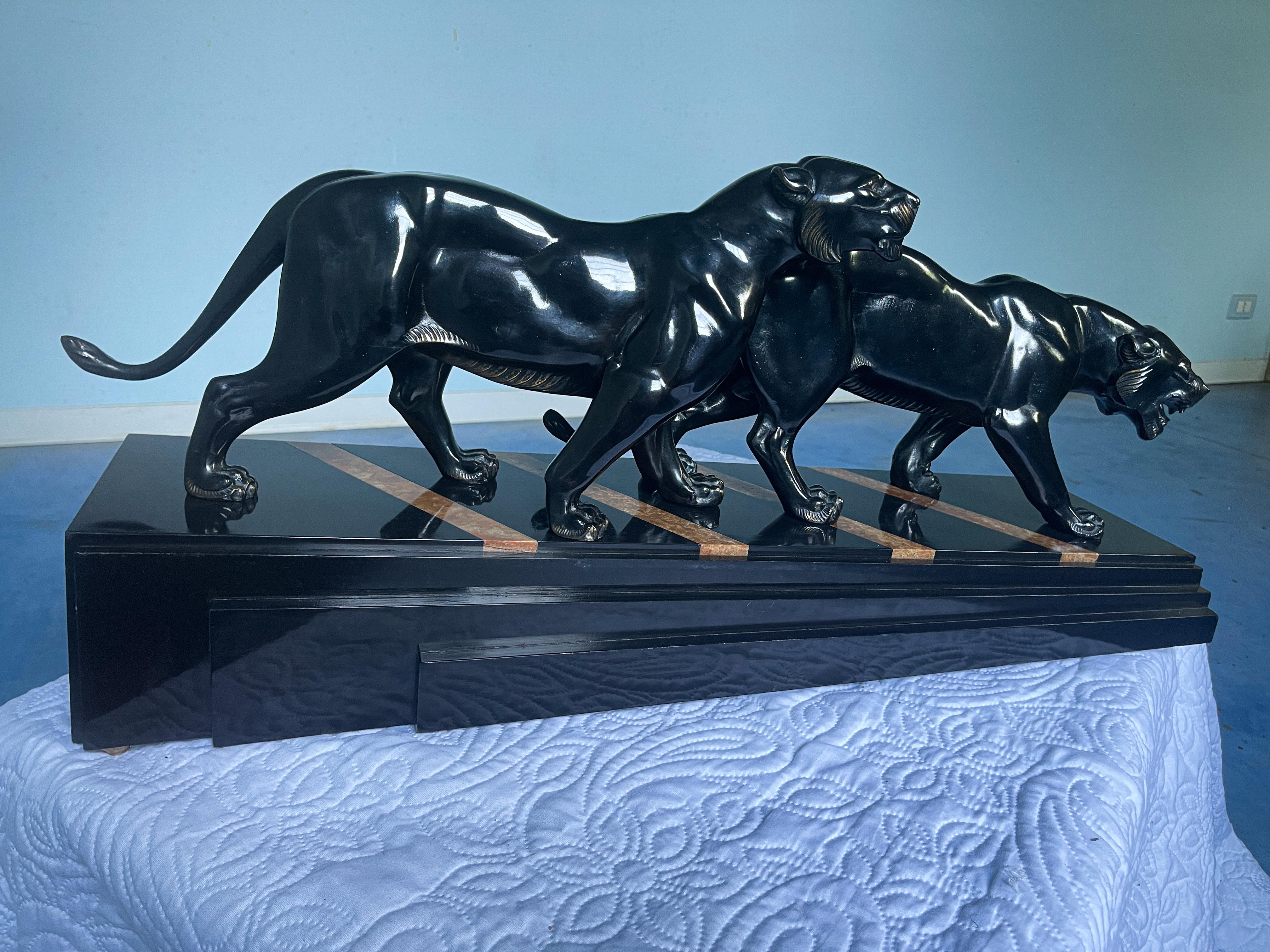 Scultura in bronzo Art Deco francese con pantere nere firmata da Irene Rochard In condizioni buone in vendita a Traversetolo, IT