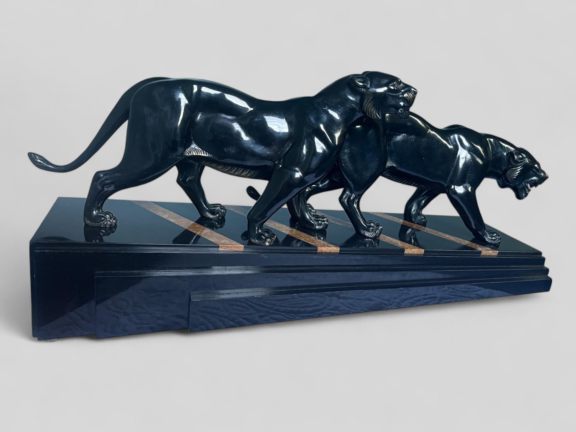 Milieu du XXe siècle Sculpture en bronze Art déco français avec panthères noires signée par Irene Rochard en vente