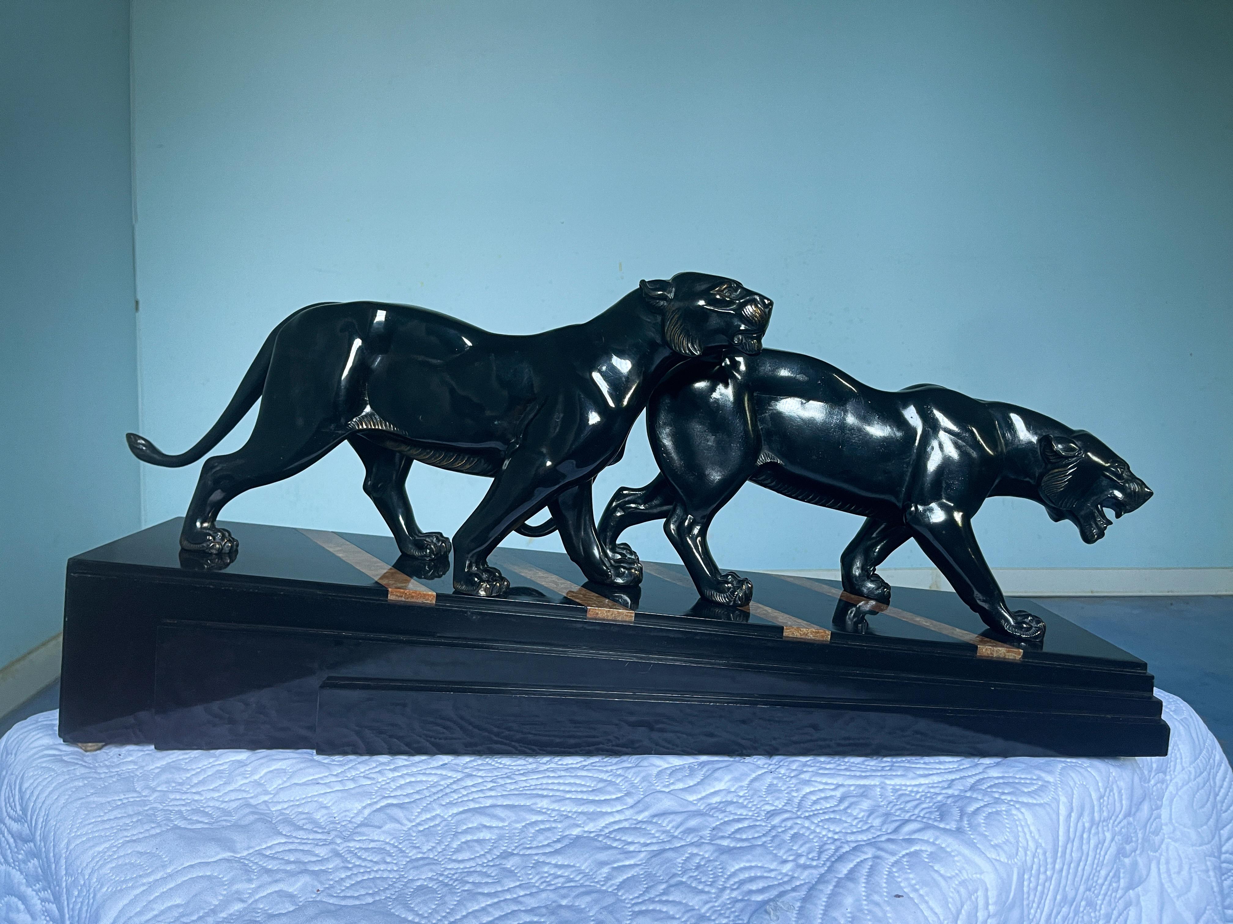 Metà XX secolo Scultura in bronzo Art Deco francese con pantere nere firmata da Irene Rochard in vendita