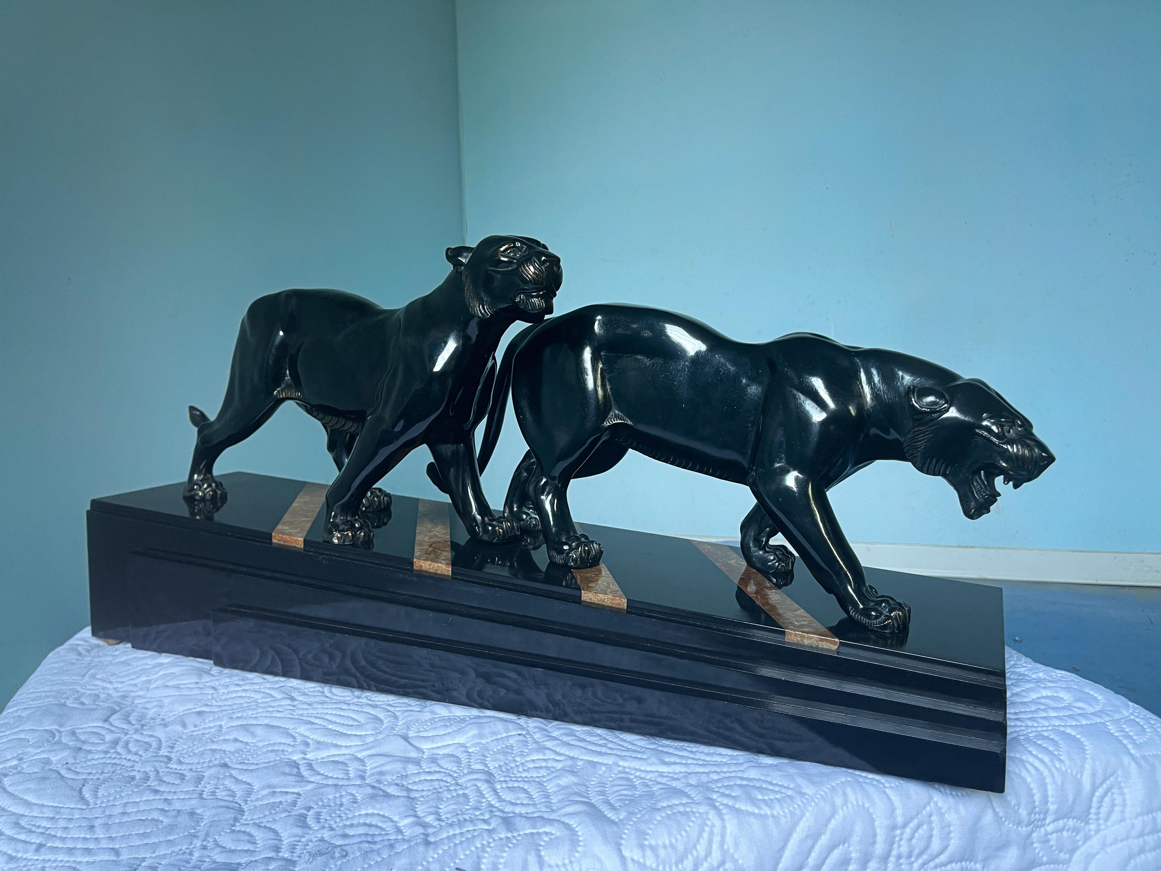 Bronzo Scultura in bronzo Art Deco francese con pantere nere firmata da Irene Rochard in vendita