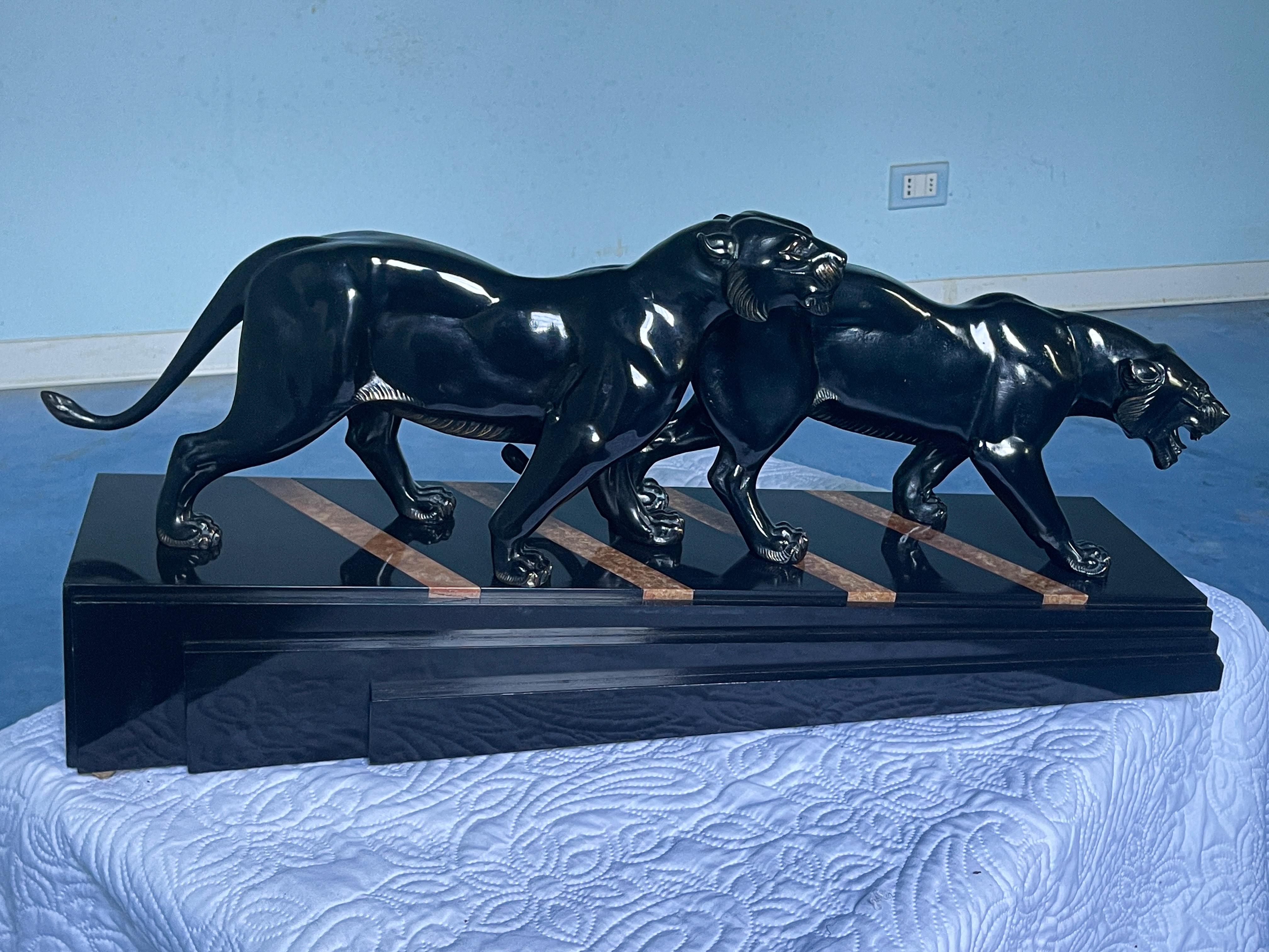 Scultura in bronzo Art Deco francese con pantere nere firmata da Irene Rochard in vendita 1