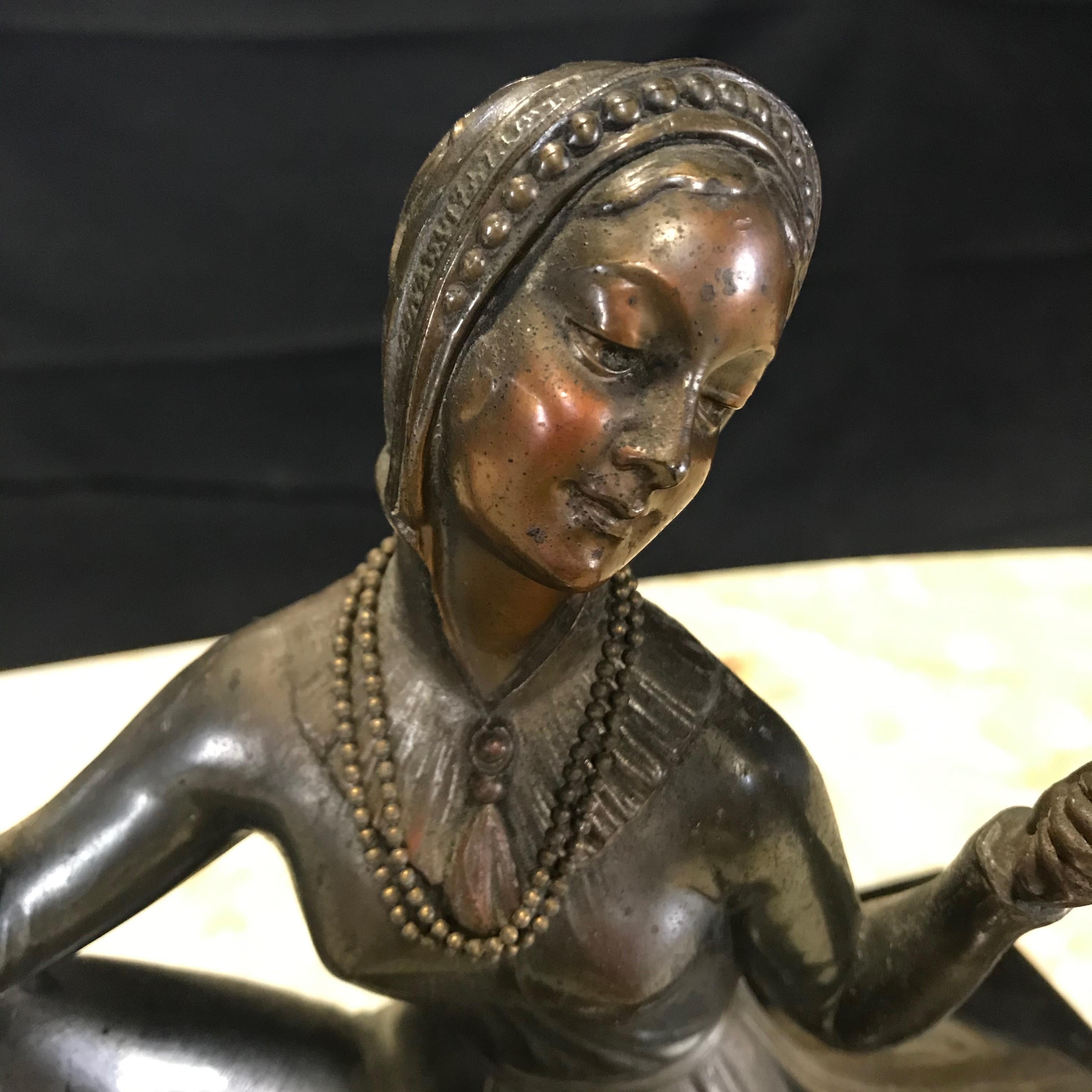Français Art déco signé Une dame avec son miroir  Sculpture en bronze et marbre de Molins en vente