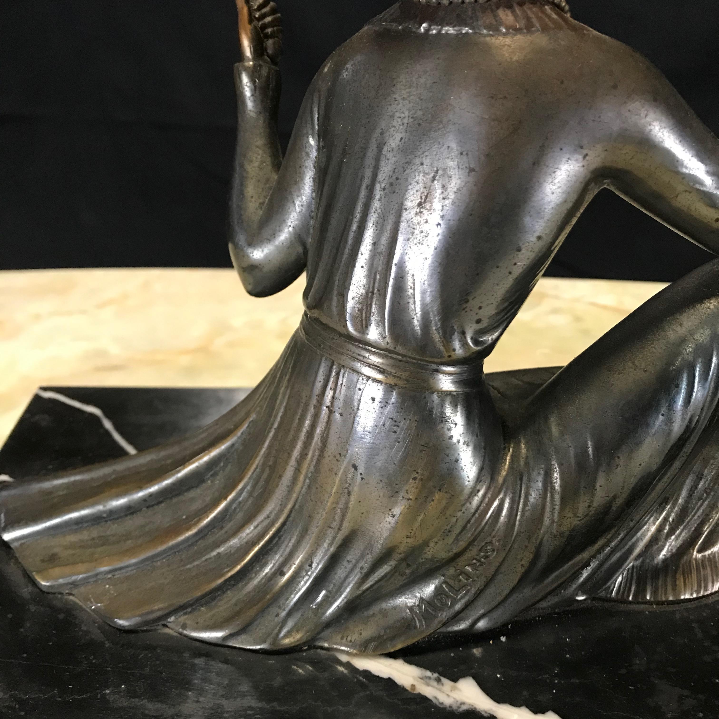 Milieu du XXe siècle Art déco signé Une dame avec son miroir  Sculpture en bronze et marbre de Molins en vente