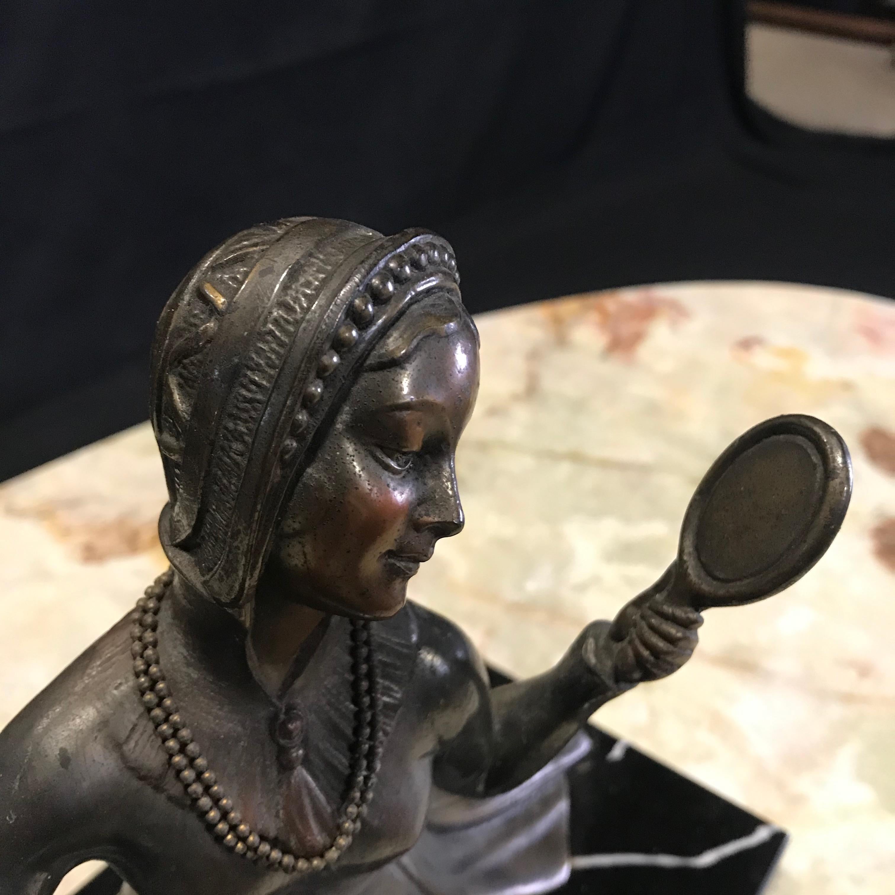 Bronze Art déco signé Une dame avec son miroir  Sculpture en bronze et marbre de Molins en vente