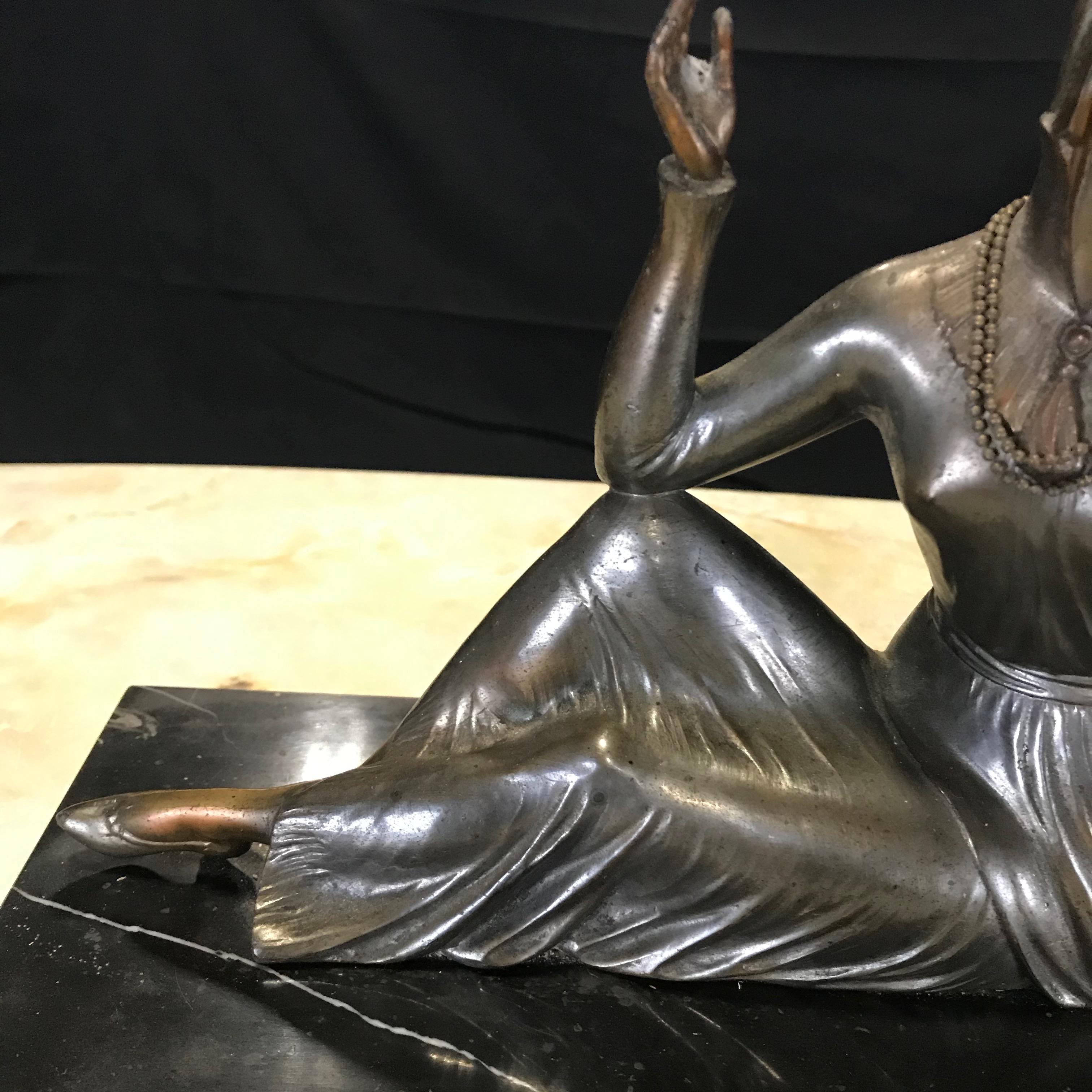 Art déco signé Une dame avec son miroir  Sculpture en bronze et marbre de Molins en vente 1