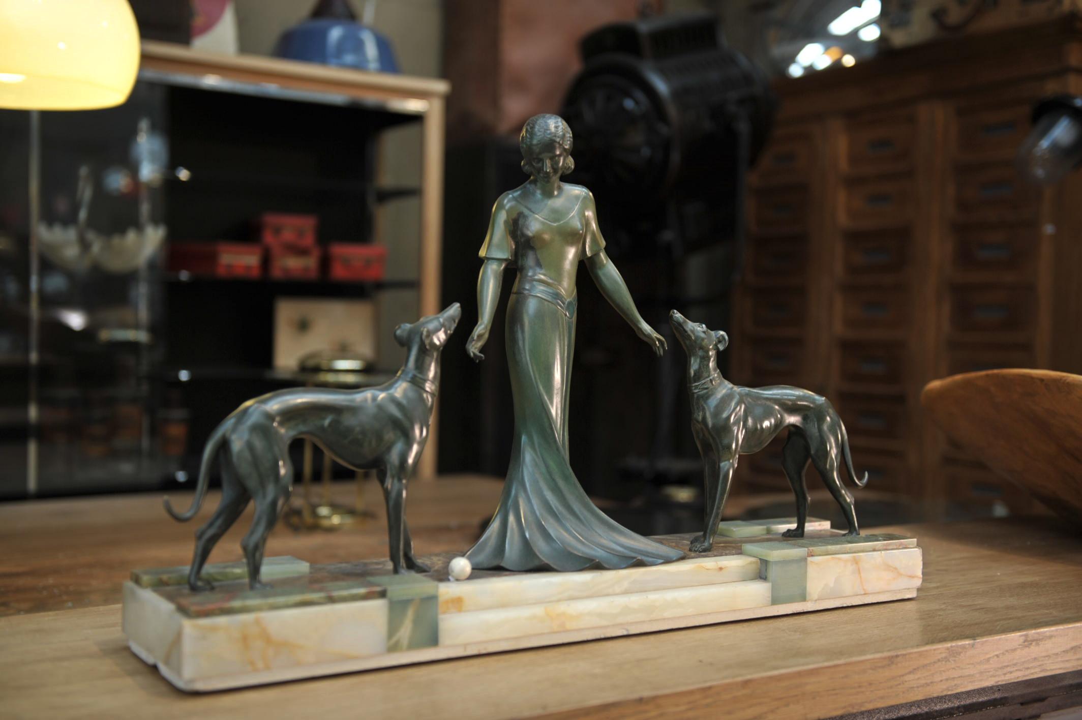 Large typical Art Deco style and period sculpture woman with 2 dogs in bronze, on marble and onyx base.
All in very good condition, circa 1925 weight 24 kg.Height of the woman without base: 40 cm