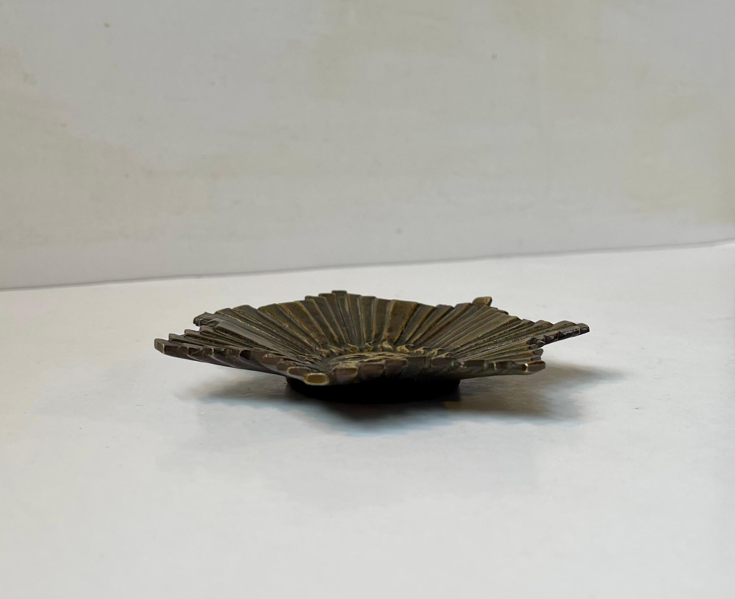 Cenicero o Plato Art Decó Francés de Bronce con Rayo de Sol, Años 30 en venta 1