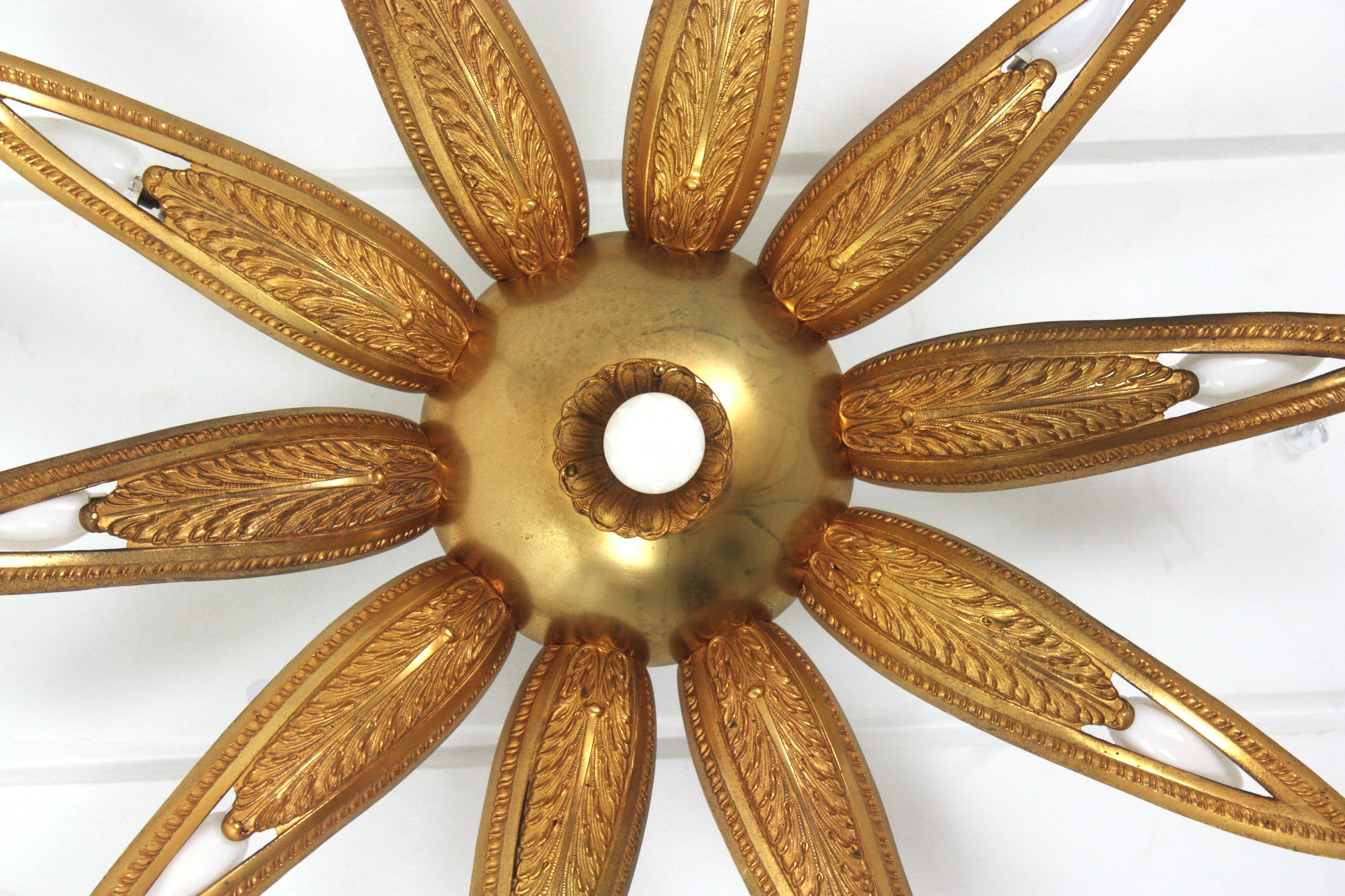 Apparecchio di illuminazione a incasso in bronzo Art Deco francese con fiore a raggiera in vendita 2