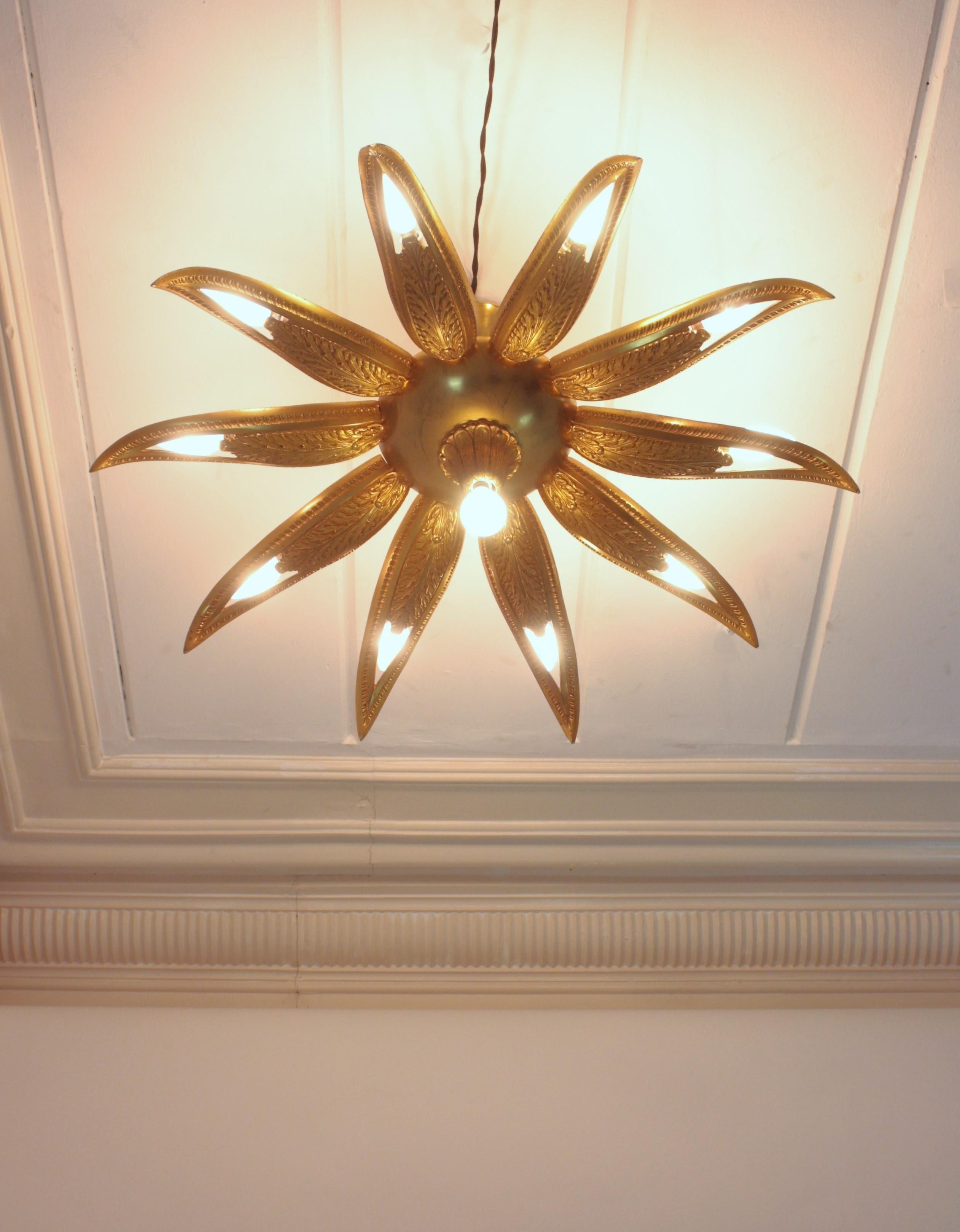 Apparecchio di illuminazione a incasso in bronzo Art Deco francese con fiore a raggiera in vendita 3