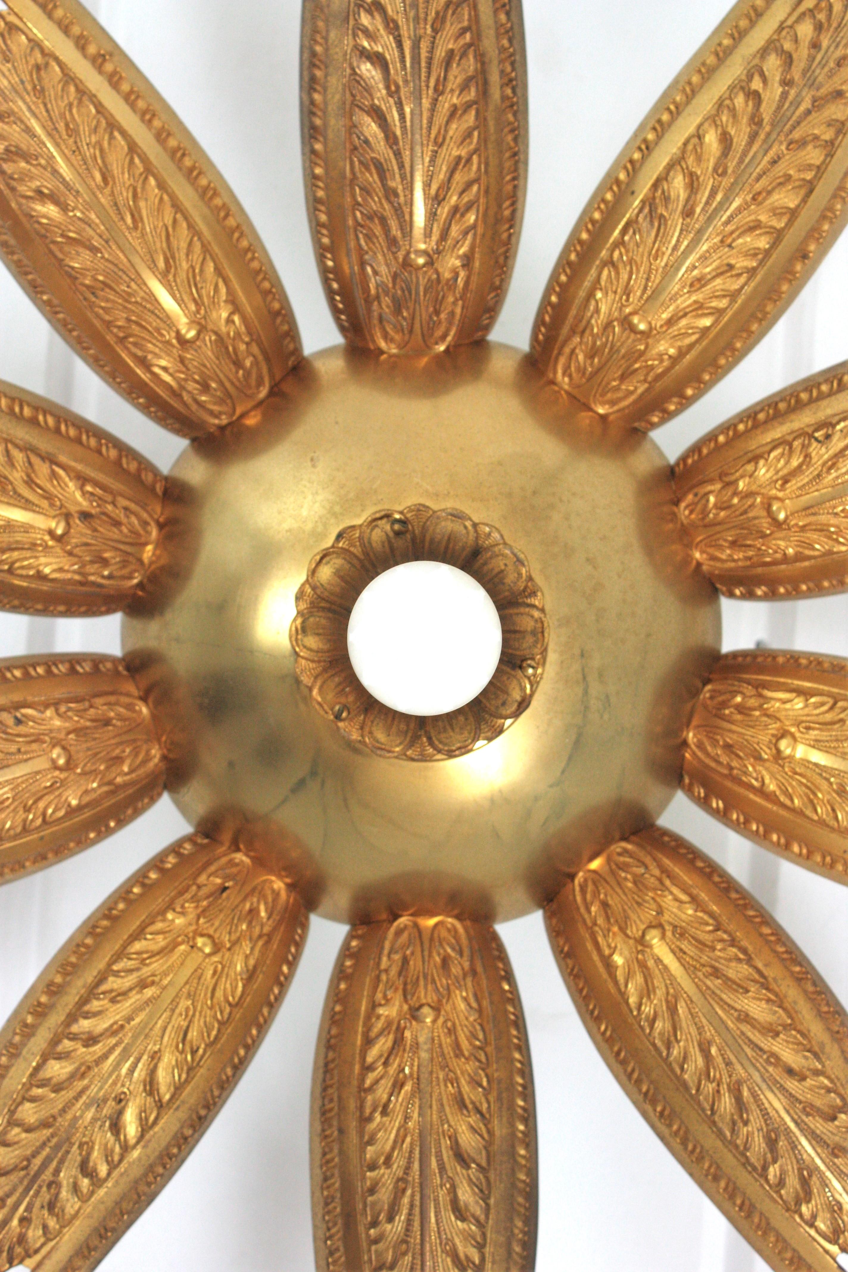 Apparecchio di illuminazione a incasso in bronzo Art Deco francese con fiore a raggiera in vendita 4