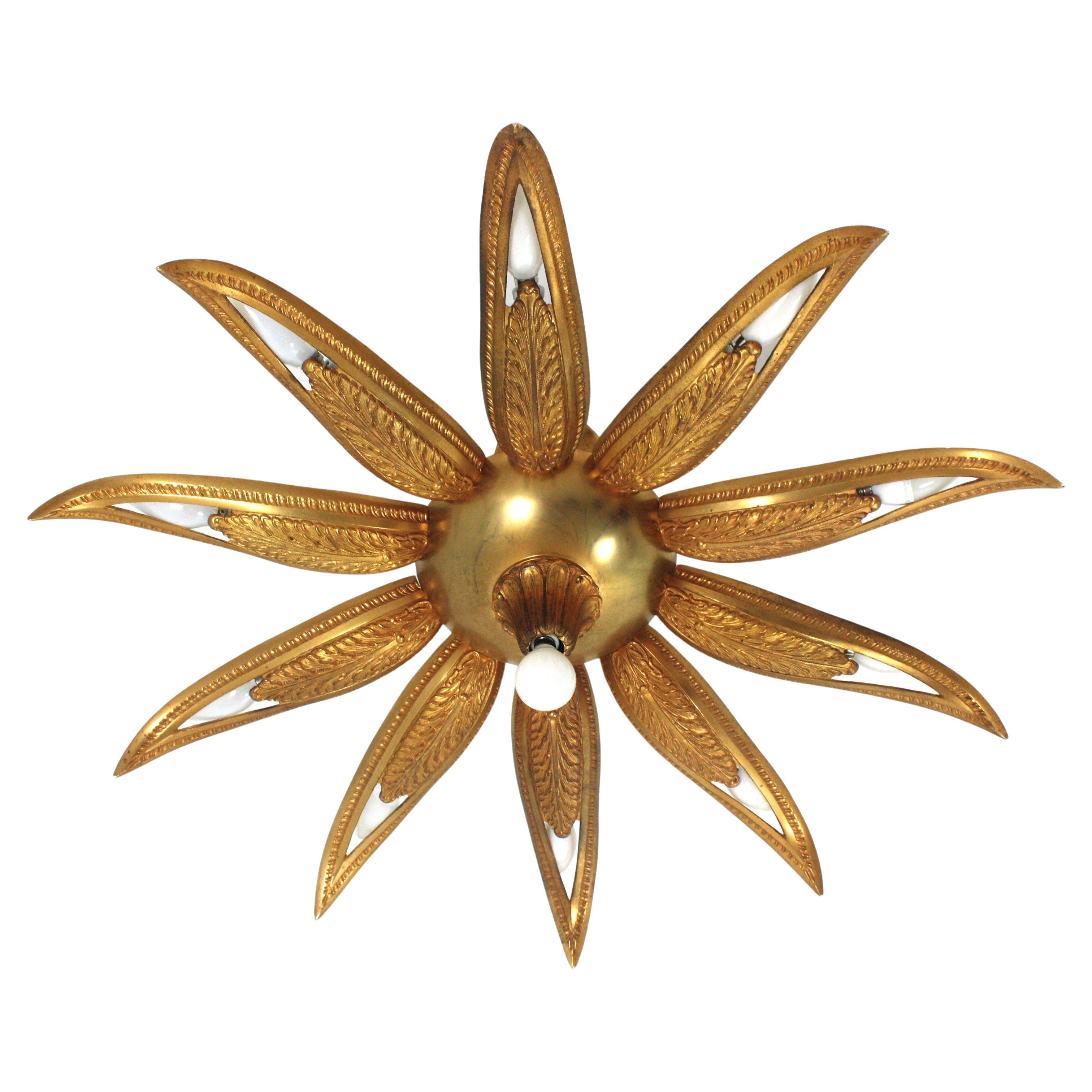 Elegante lampada da soffitto Art Deco a forma di raggi di sole in bronzo inciso e modellato, Francia, anni '30-'40.
Questa montatura da incasso presenta un'esplosione di fiori con 10 lunghe foglie che nascondono 10 luci e un'altra luce nella parte