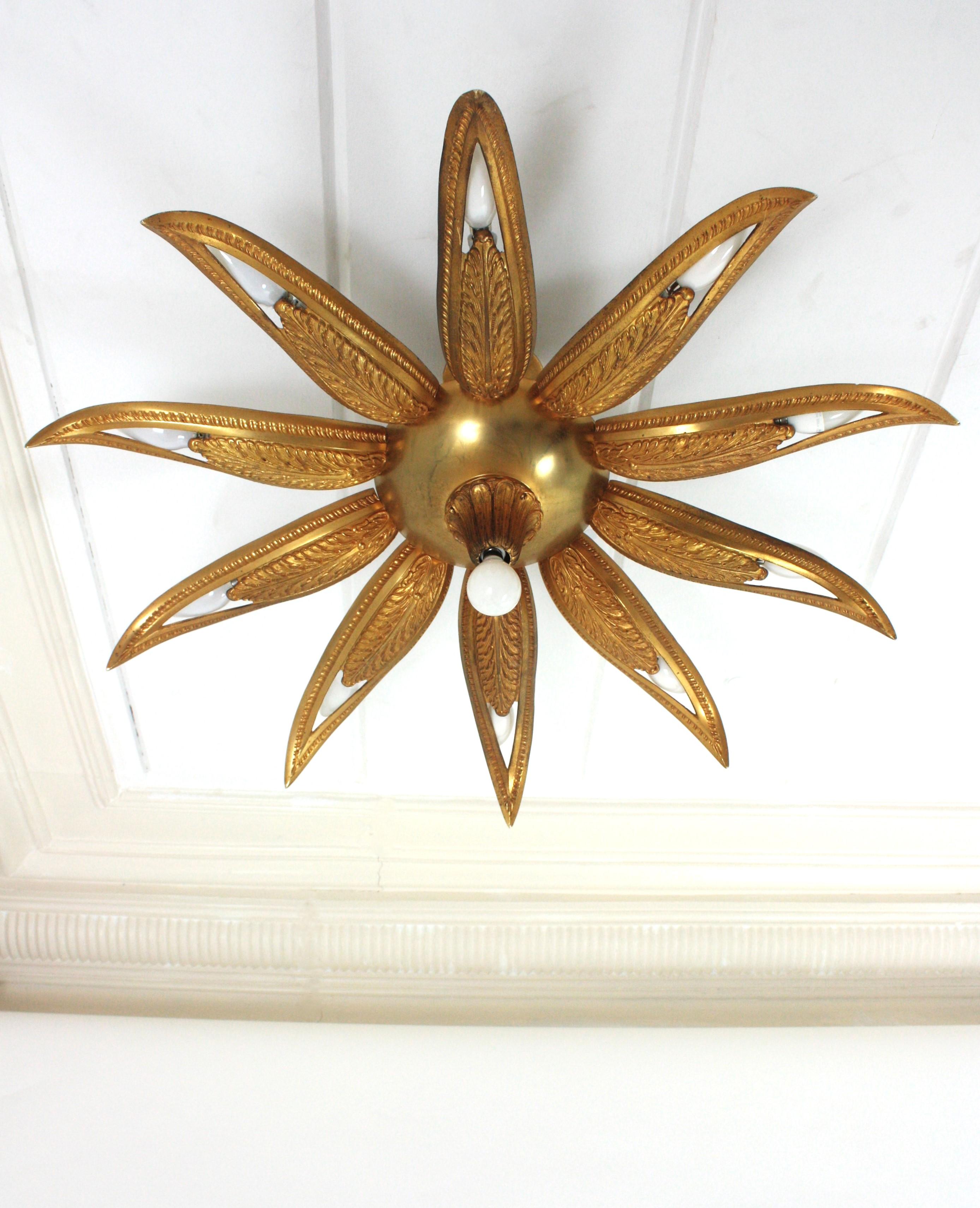 Francese Apparecchio di illuminazione a incasso in bronzo Art Deco francese con fiore a raggiera in vendita