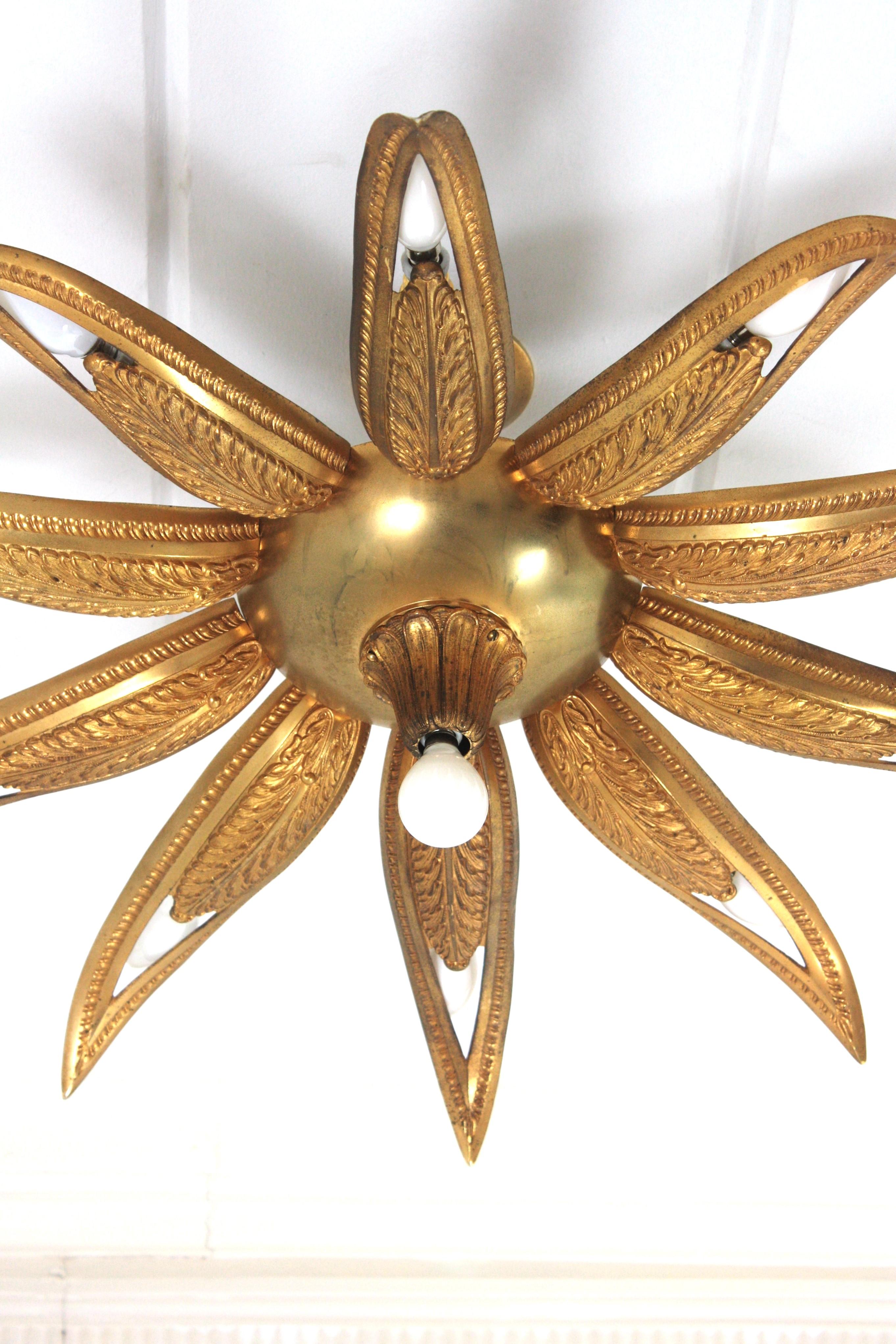 Inciso Apparecchio di illuminazione a incasso in bronzo Art Deco francese con fiore a raggiera in vendita