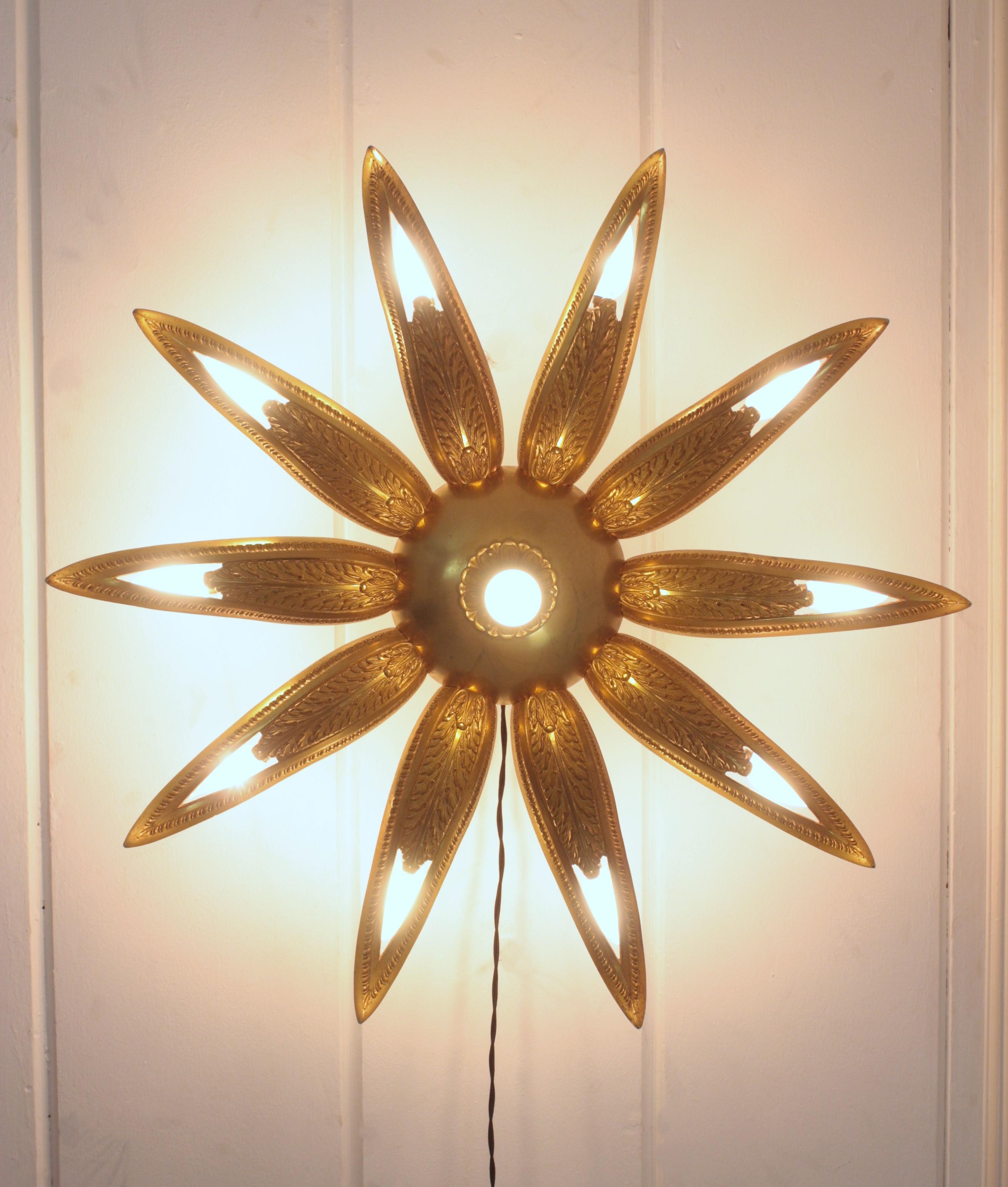 Apparecchio di illuminazione a incasso in bronzo Art Deco francese con fiore a raggiera In condizioni buone in vendita a Barcelona, ES