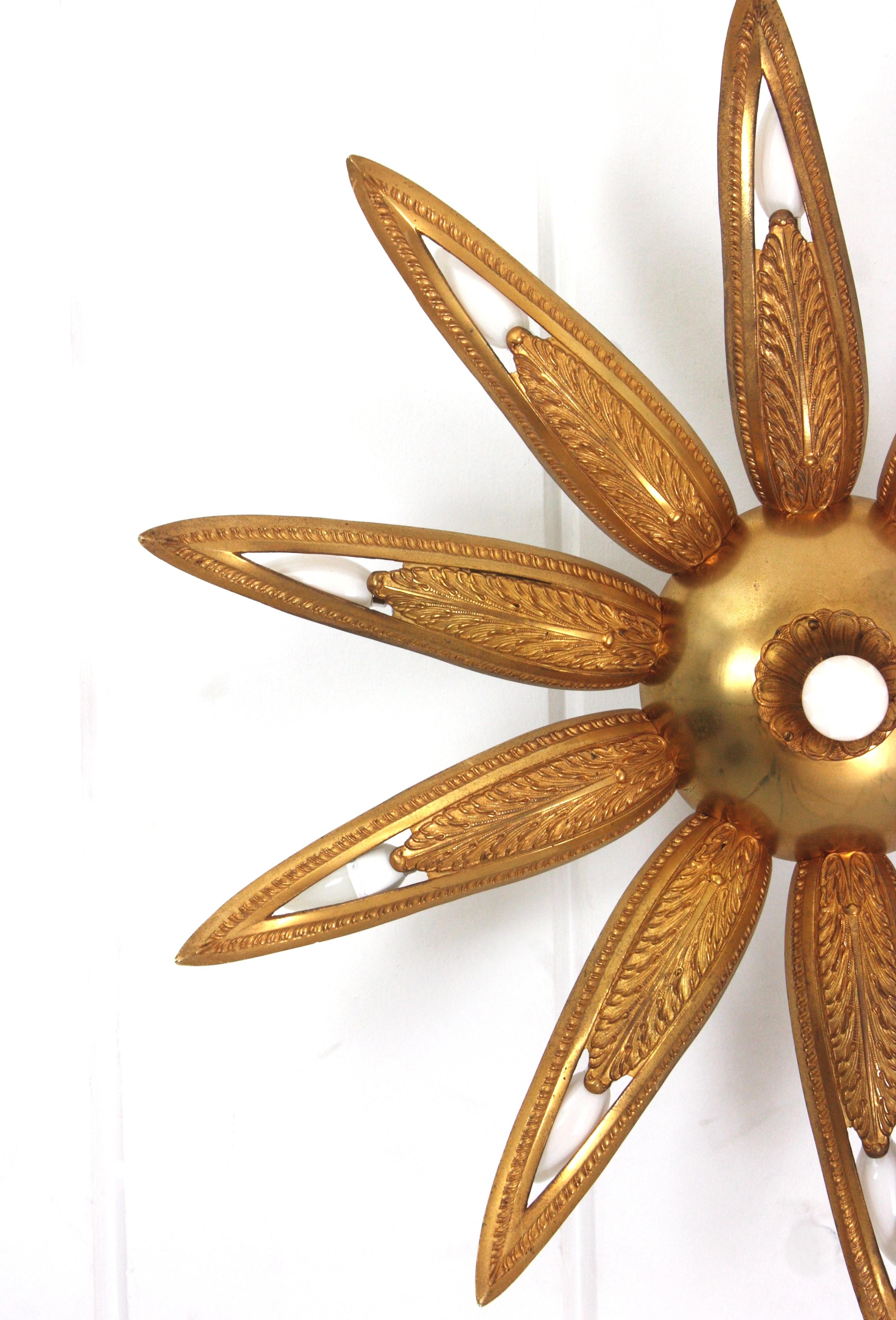 XX secolo Apparecchio di illuminazione a incasso in bronzo Art Deco francese con fiore a raggiera in vendita
