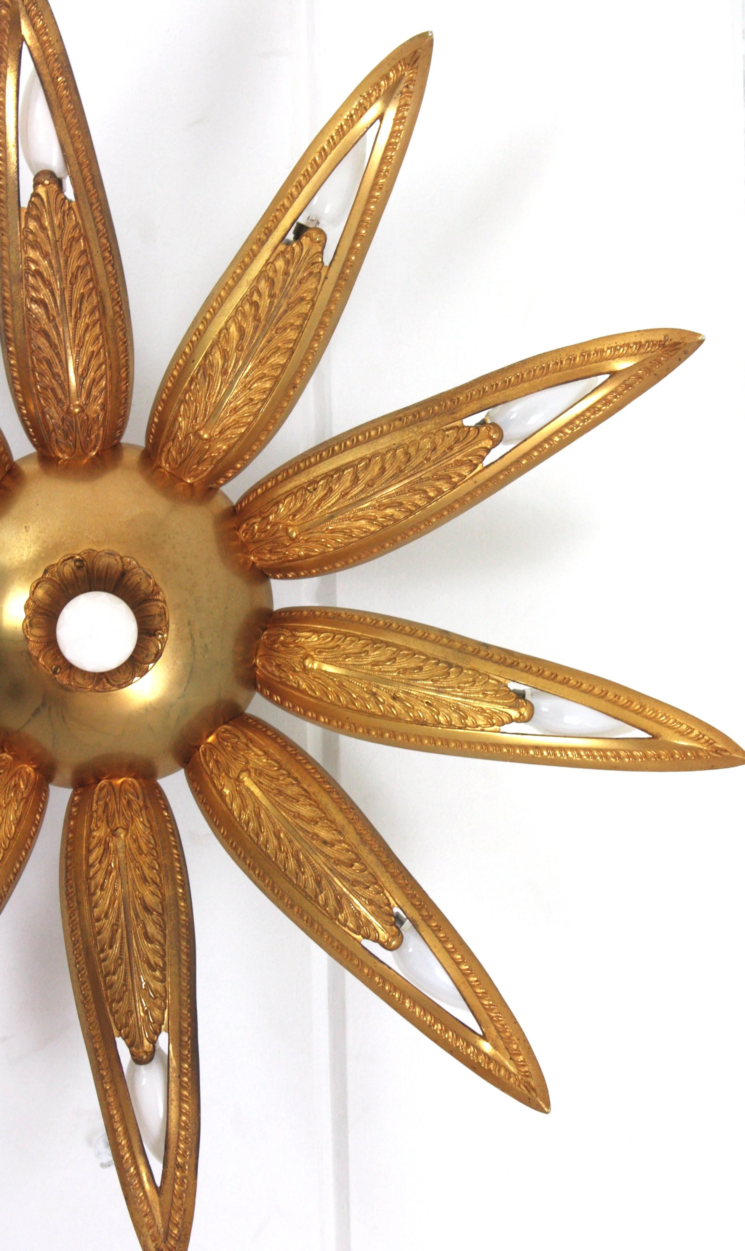 Bronzo Apparecchio di illuminazione a incasso in bronzo Art Deco francese con fiore a raggiera in vendita
