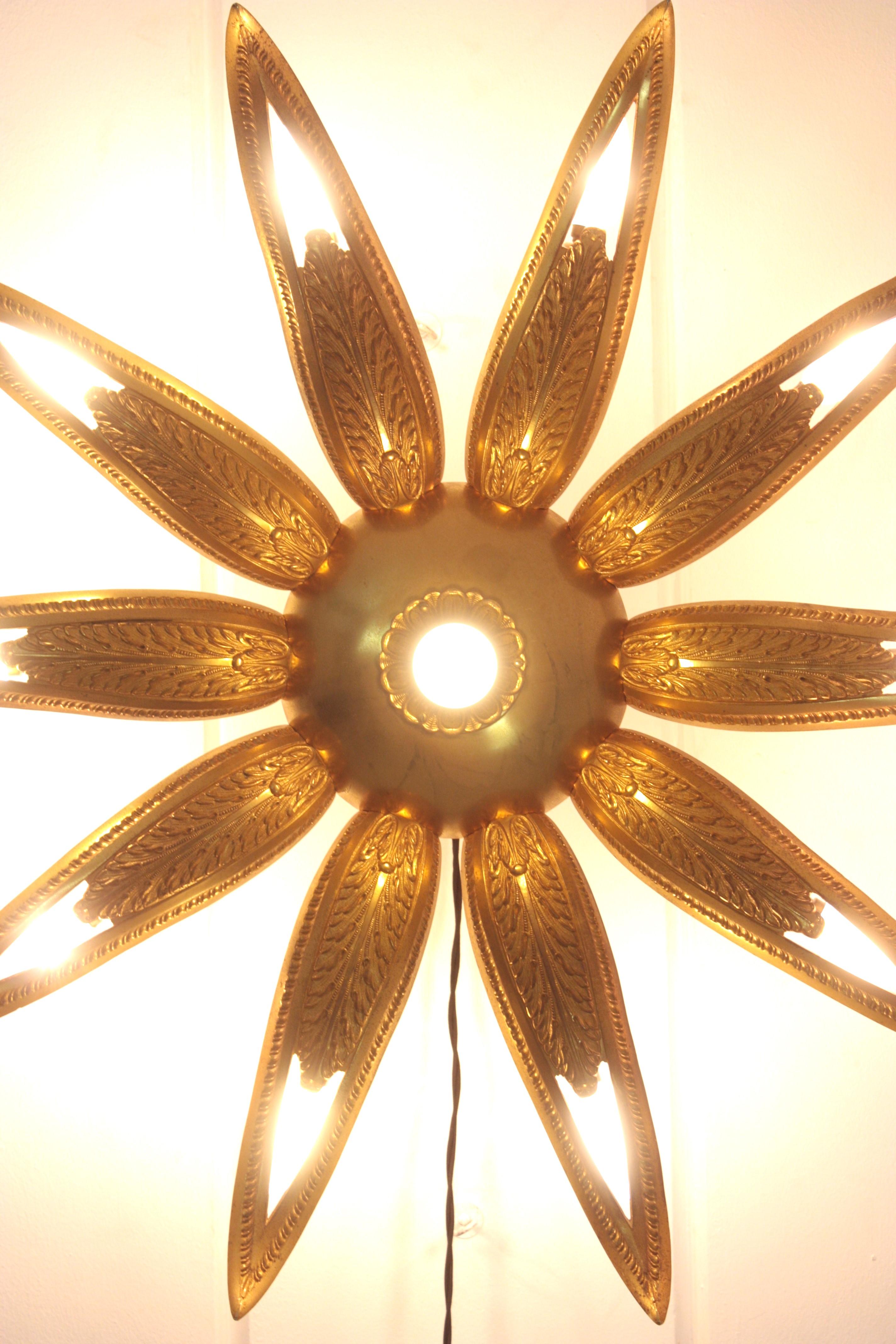 Apparecchio di illuminazione a incasso in bronzo Art Deco francese con fiore a raggiera in vendita 1