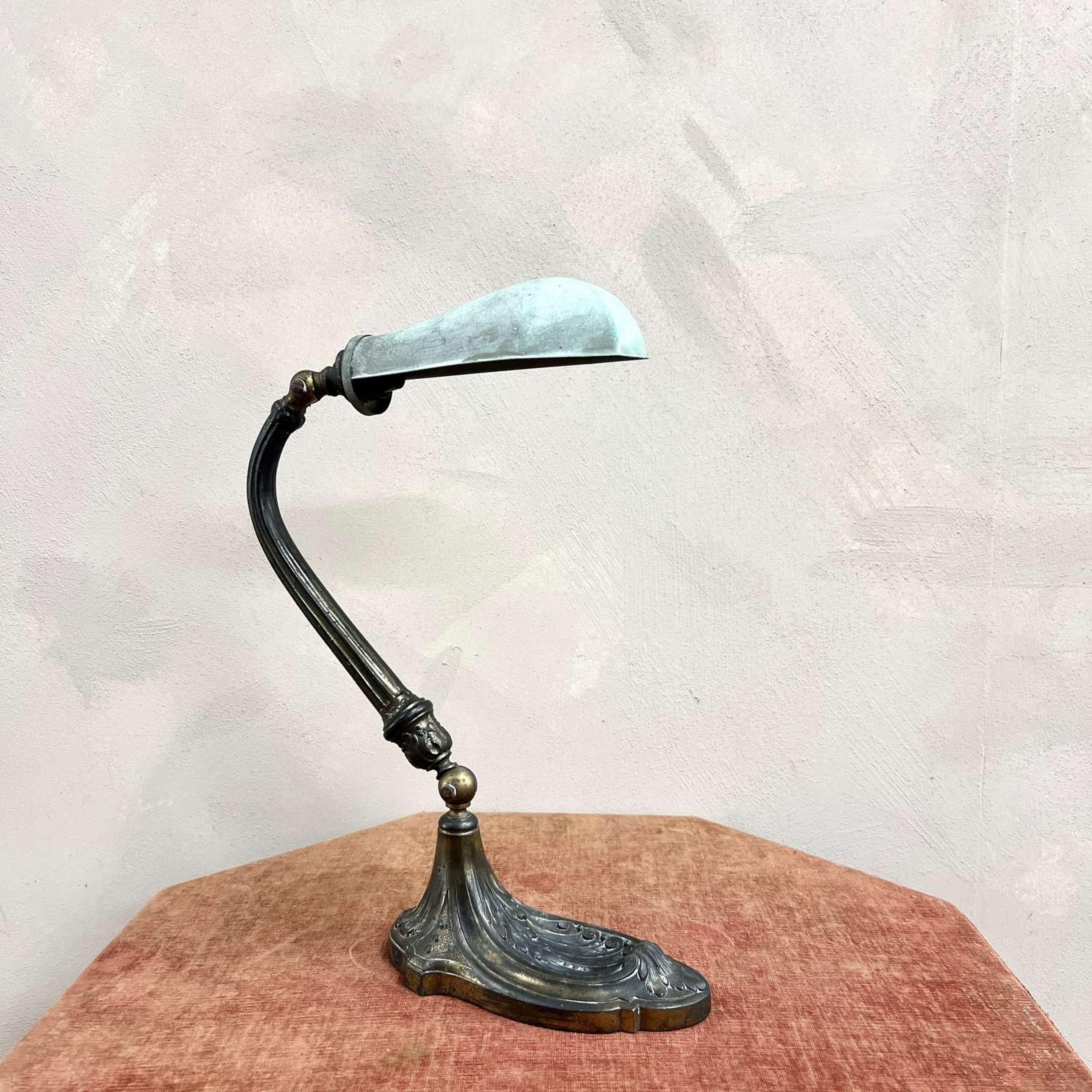 Lámpara de mesa francesa Art Déco de bronce en venta 4