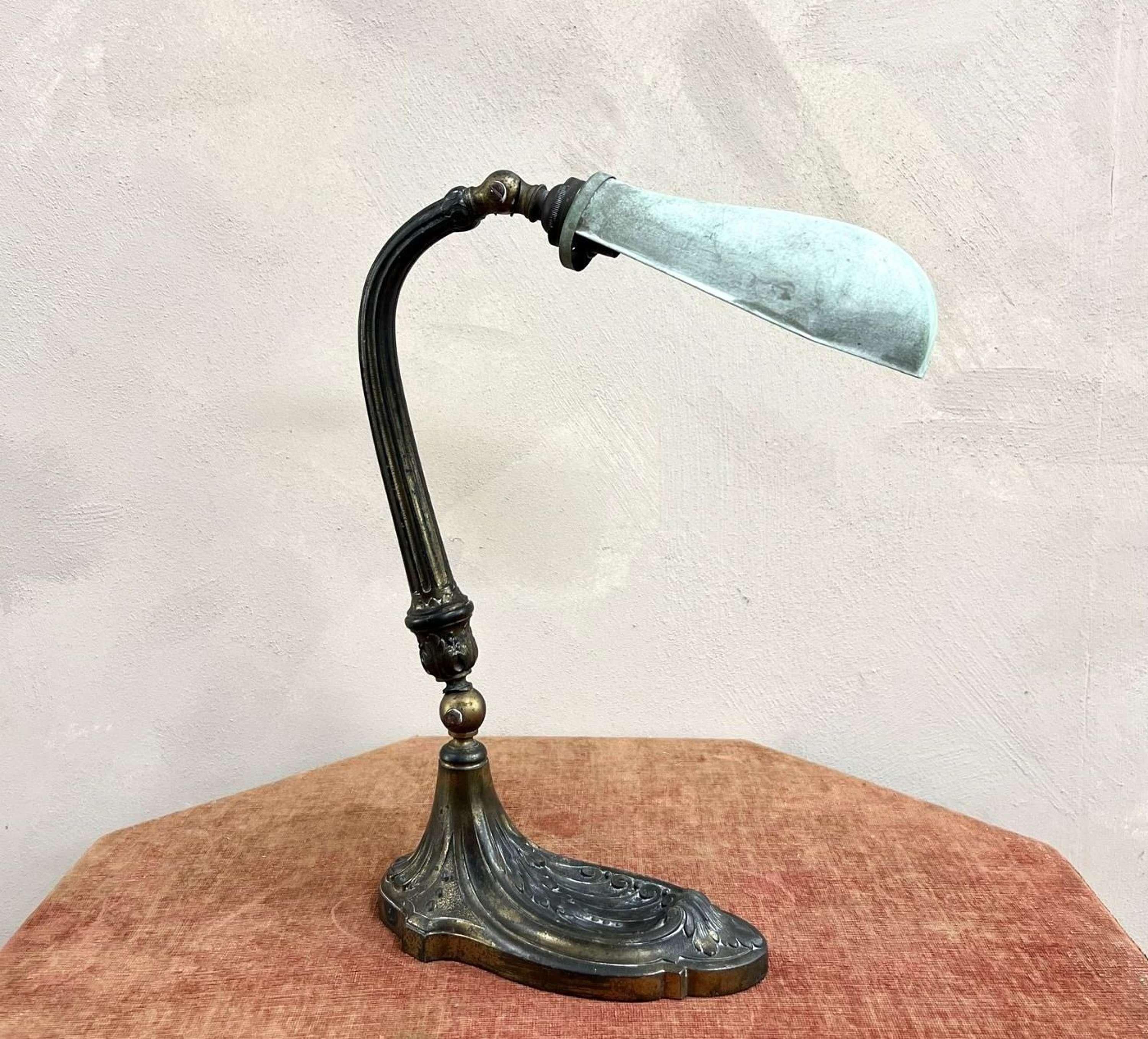 Una lámpara de bronce art decó muy escultural, con una preciosa pantalla naturalmente oxidada.
El brazo de la lámpara es móvil. 
El precio incluye el cableado a medida y las pruebas PAT.
Francia, hacia 1920.

Por favor, envía un mensaje si necesitas