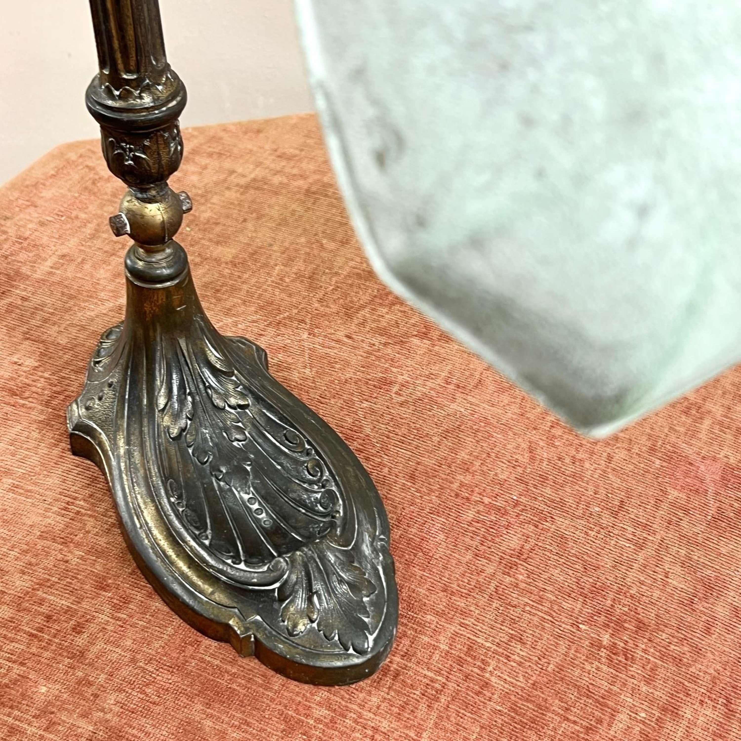 Lámpara de mesa francesa Art Déco de bronce Art Decó en venta