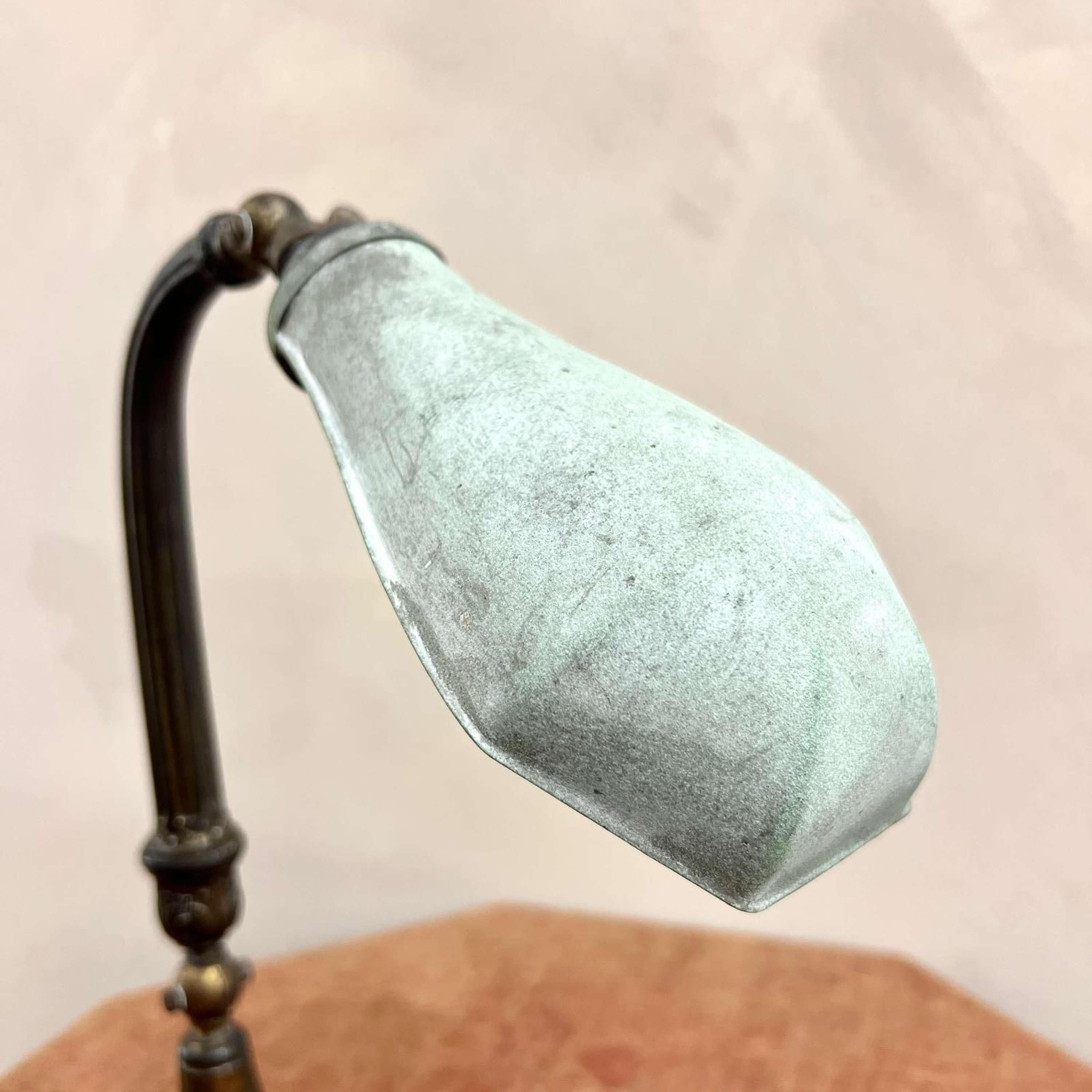 Lámpara de mesa francesa Art Déco de bronce siglo XX en venta