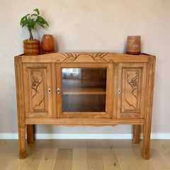 Buffet Art déco français, frêne sculpté, motifs d'oiseaux, porte vitrée, années 1930