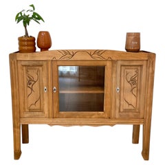 Buffet Art déco français, frêne sculpté, motifs d'oiseaux, porte vitrée, années 1930