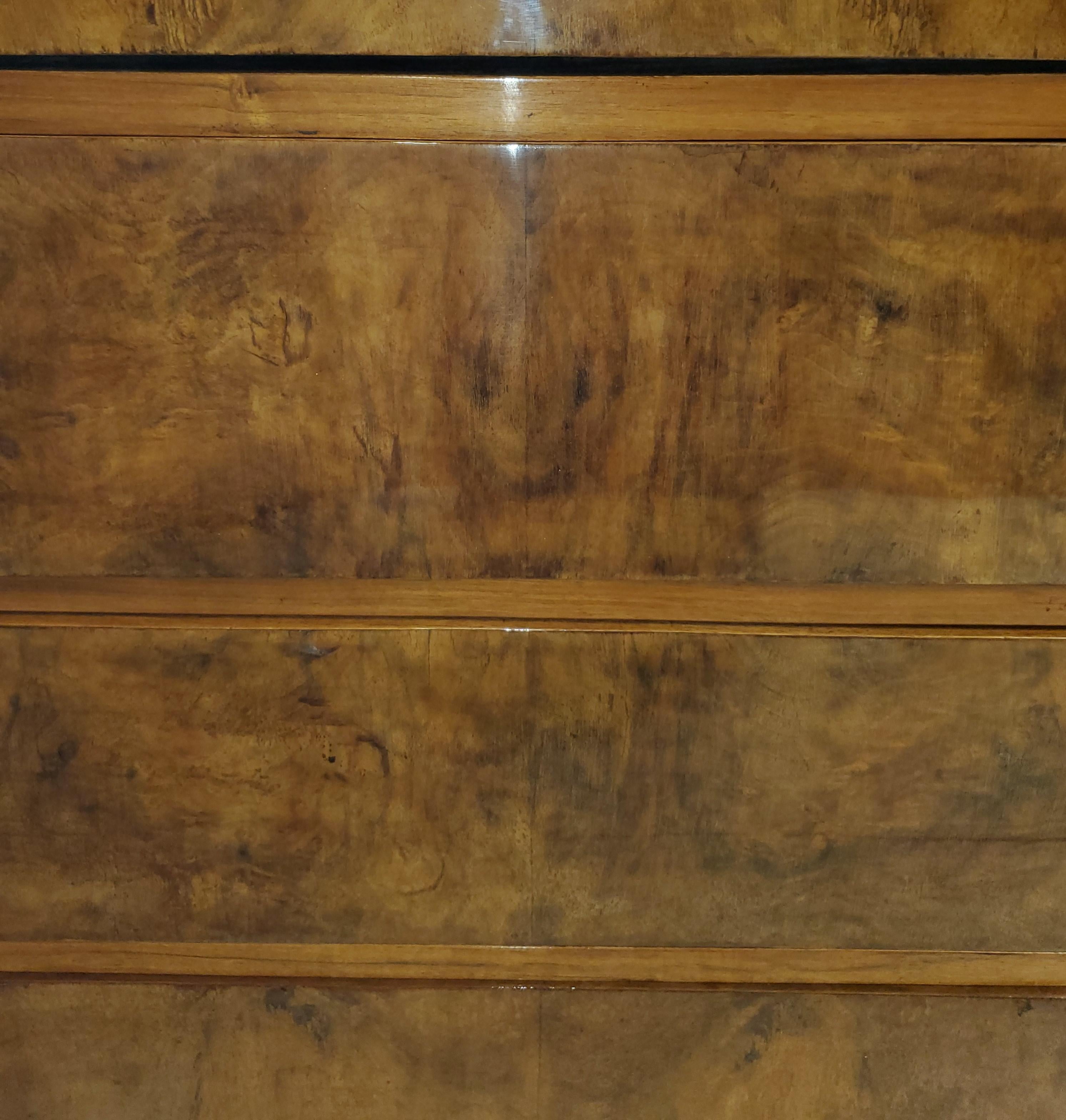 Milieu du XXe siècle Commode 4 tiroirs en ronce de noyer de style Art Déco français avec quincaillerie en nickel poli en vente