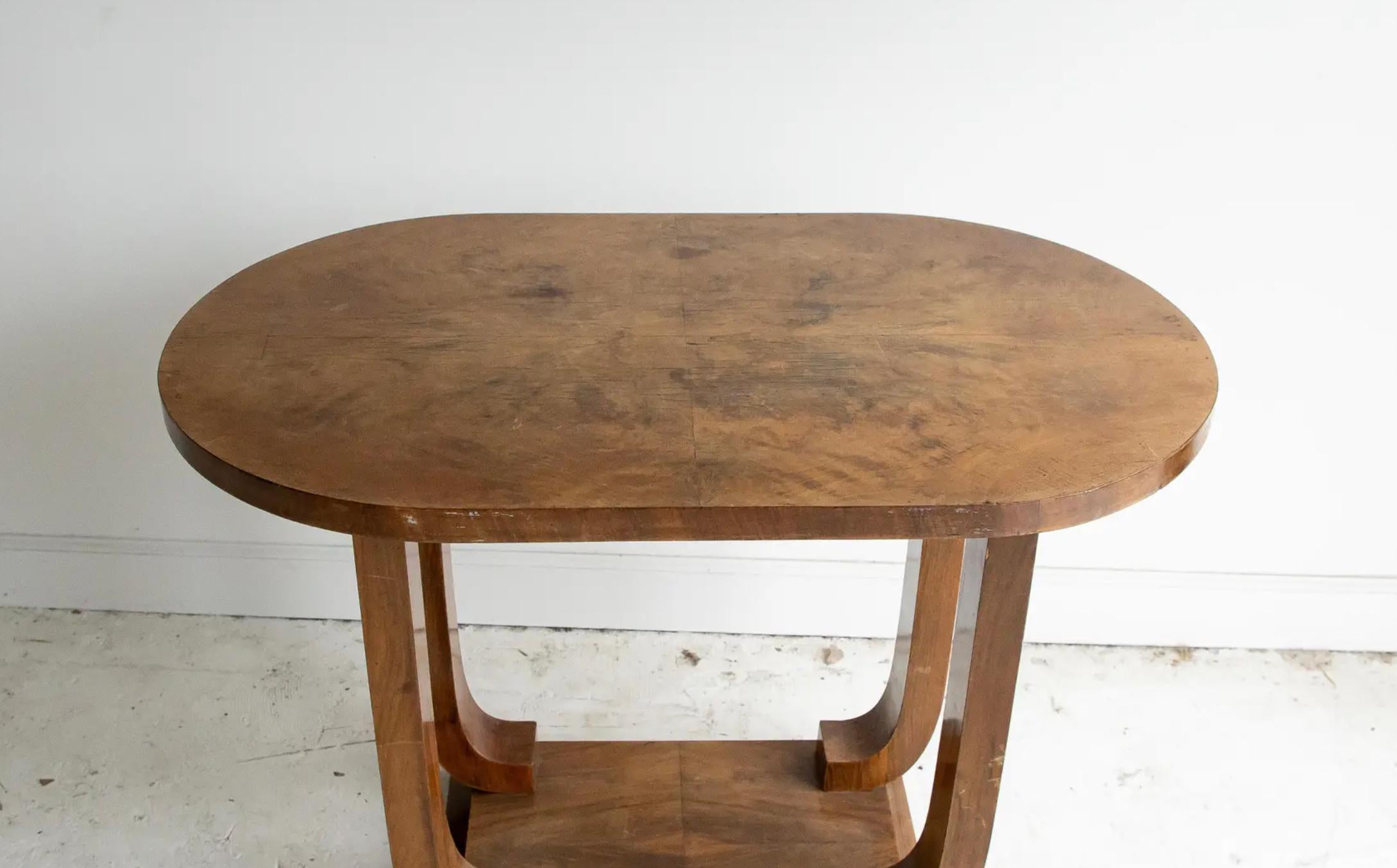 Rehaussez votre espace avec cette table d'appoint Chic Art Deco, un exemple stupéfiant de l'artisanat français des années 1920. Provenant du sud de la France, cette pièce présente un riche placage de ronce de noyer, célèbre pour son grain