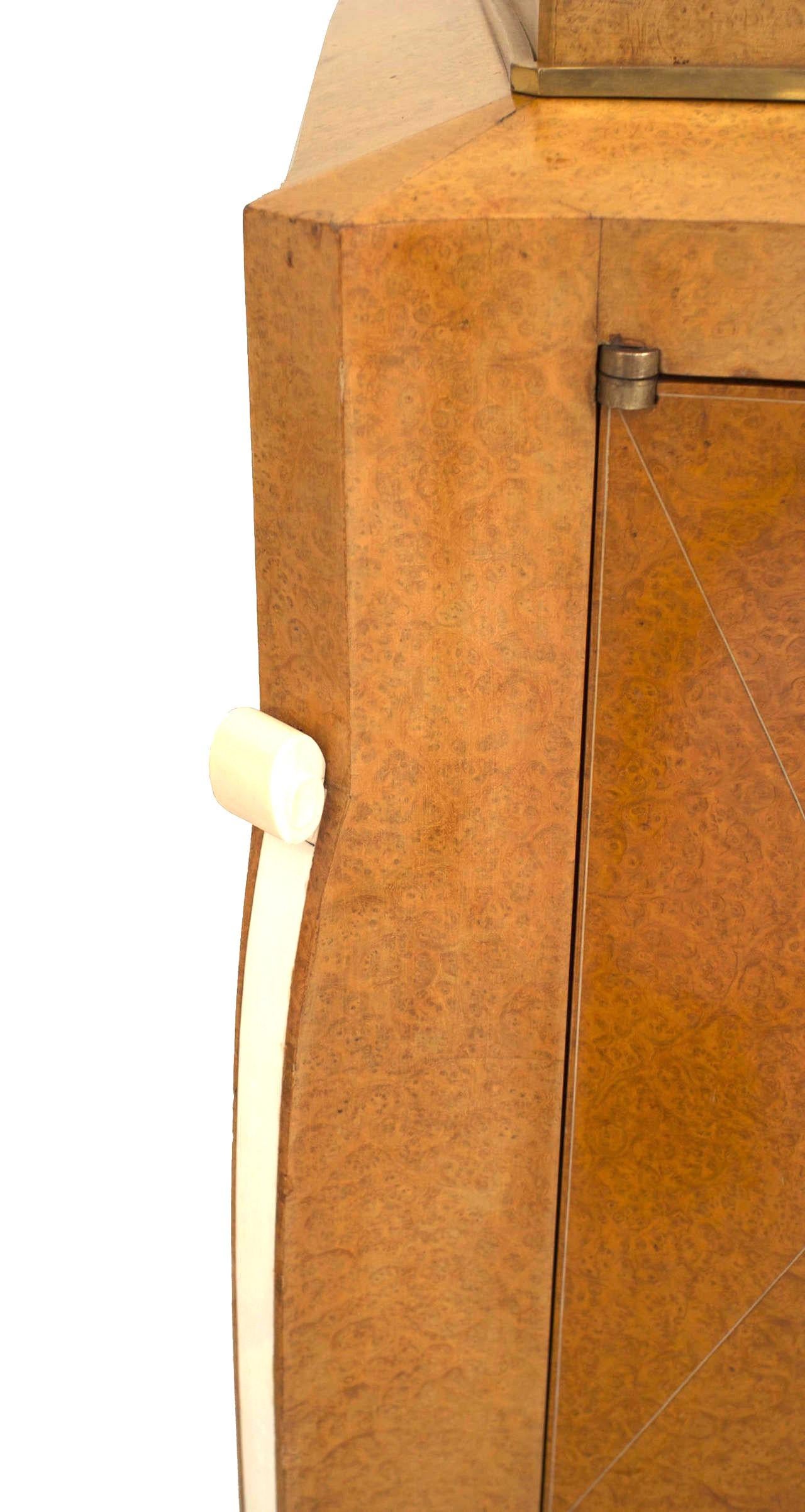 Französische Kommode aus genopptem Amboyna im Art-Deco-Stil im Zustand „Gut“ im Angebot in Queens, NY