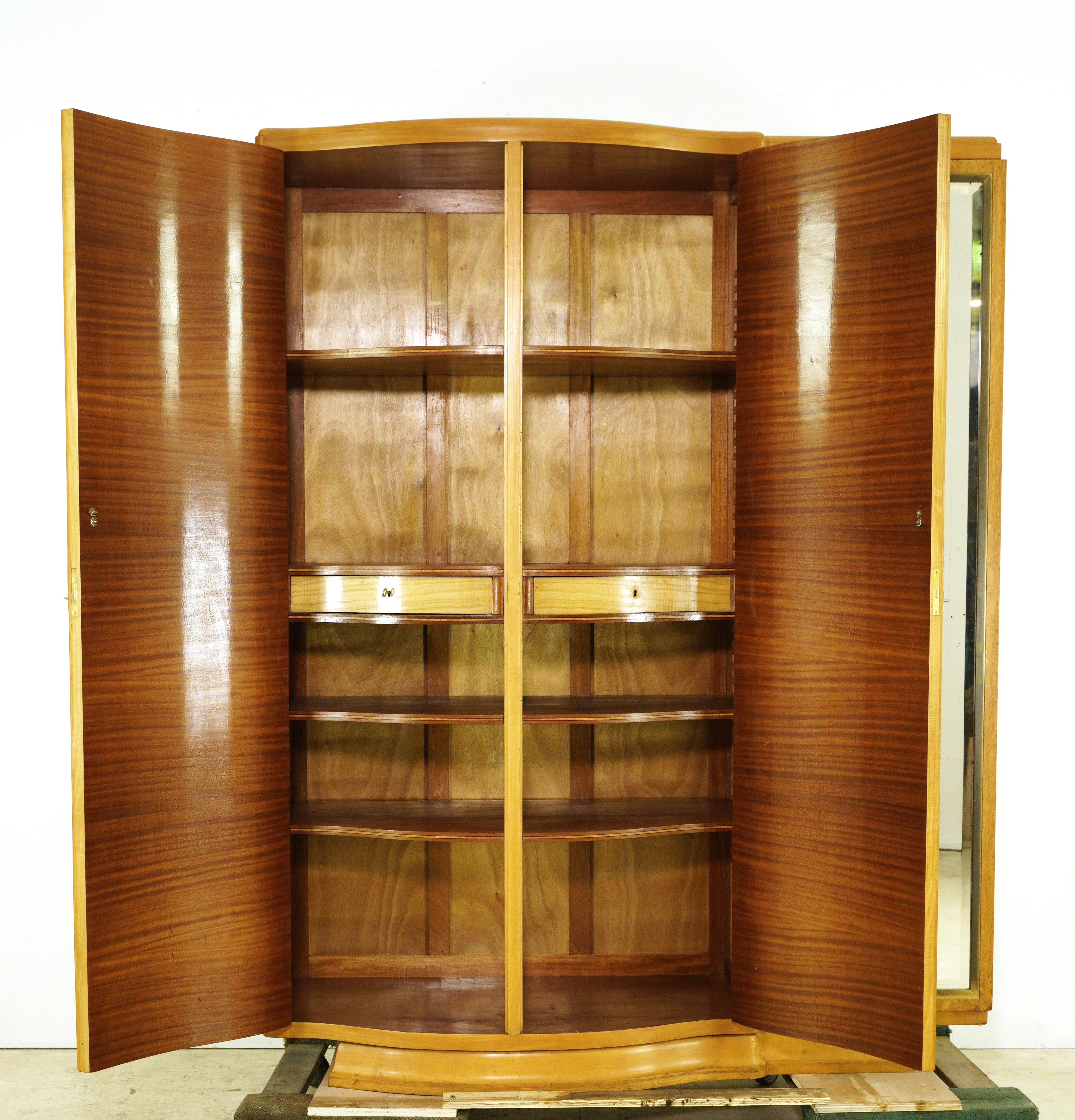 Francese Armadio francese Art Deco in acero sbavato con specchio in vendita